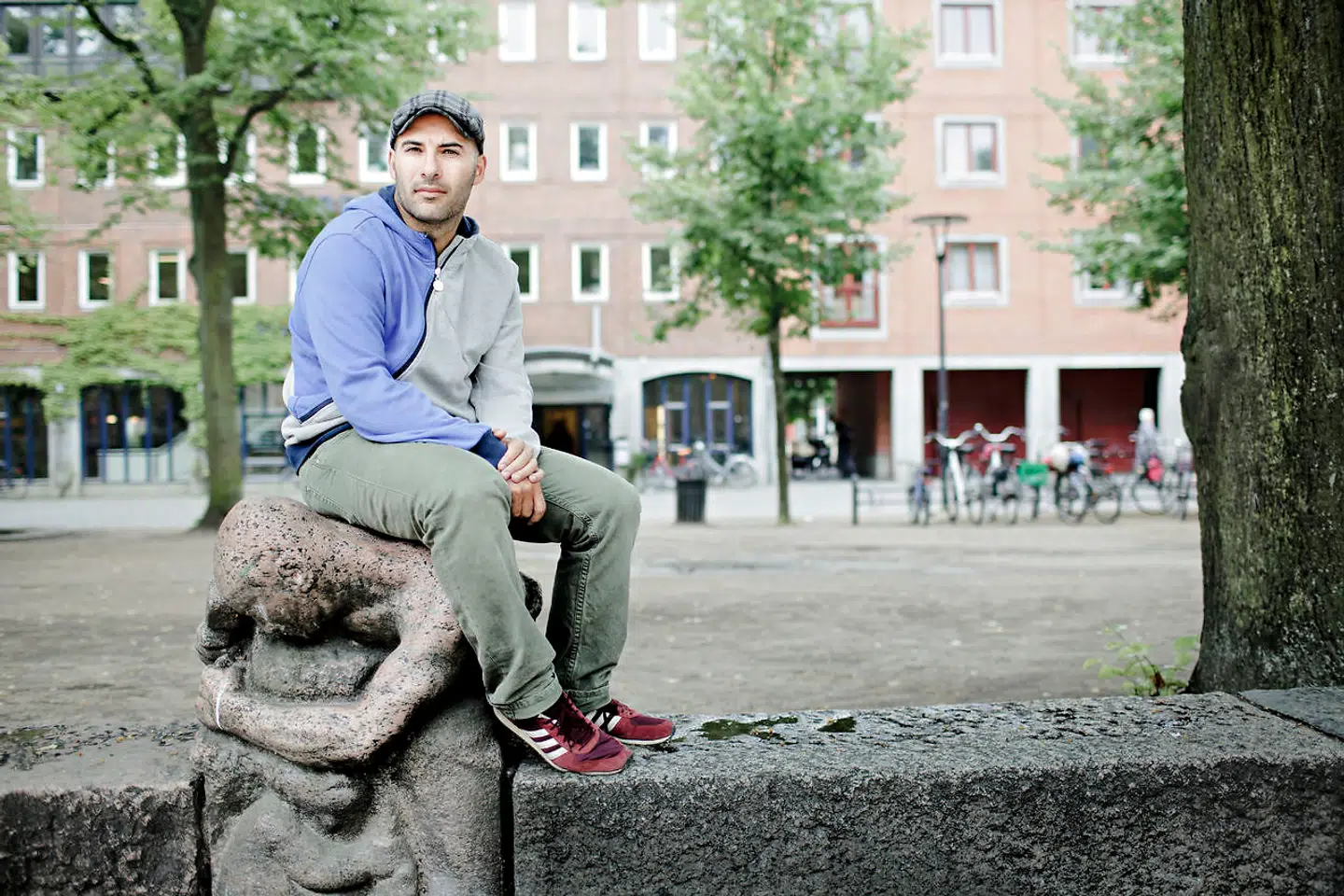 Til artikelserien "Kære Nørrebro".Lars Aslan Rasmussen er S-politiker, dansk-kurder og - vigtigst for artiklen - modstander af forherligelsen af indre Nørrebro som mangfoldighedens højborg. Han er selv vokset op i bydelen, men ser store problemer med dens udvikling. Han ser flere parallelsamfund end tegn på multikultur. Og så er han irriteret over det tabu, der ligger over, at vi ikke kan tale om den integration, der halter i ghetto Blågården og kulturen deromkring. Der skal kun bruges et enkelt til artiklen, men vi overvejer et billedhjul med alle kilderne fra serien, så endelig to-tre at vælge imellem.