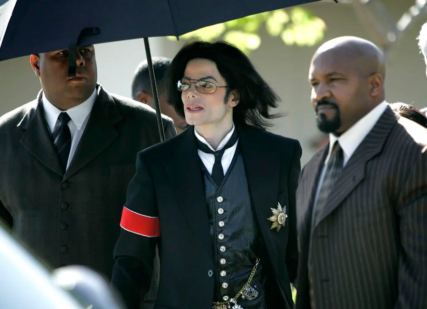 Michael Jackson omringet af bodyguards i 2005.