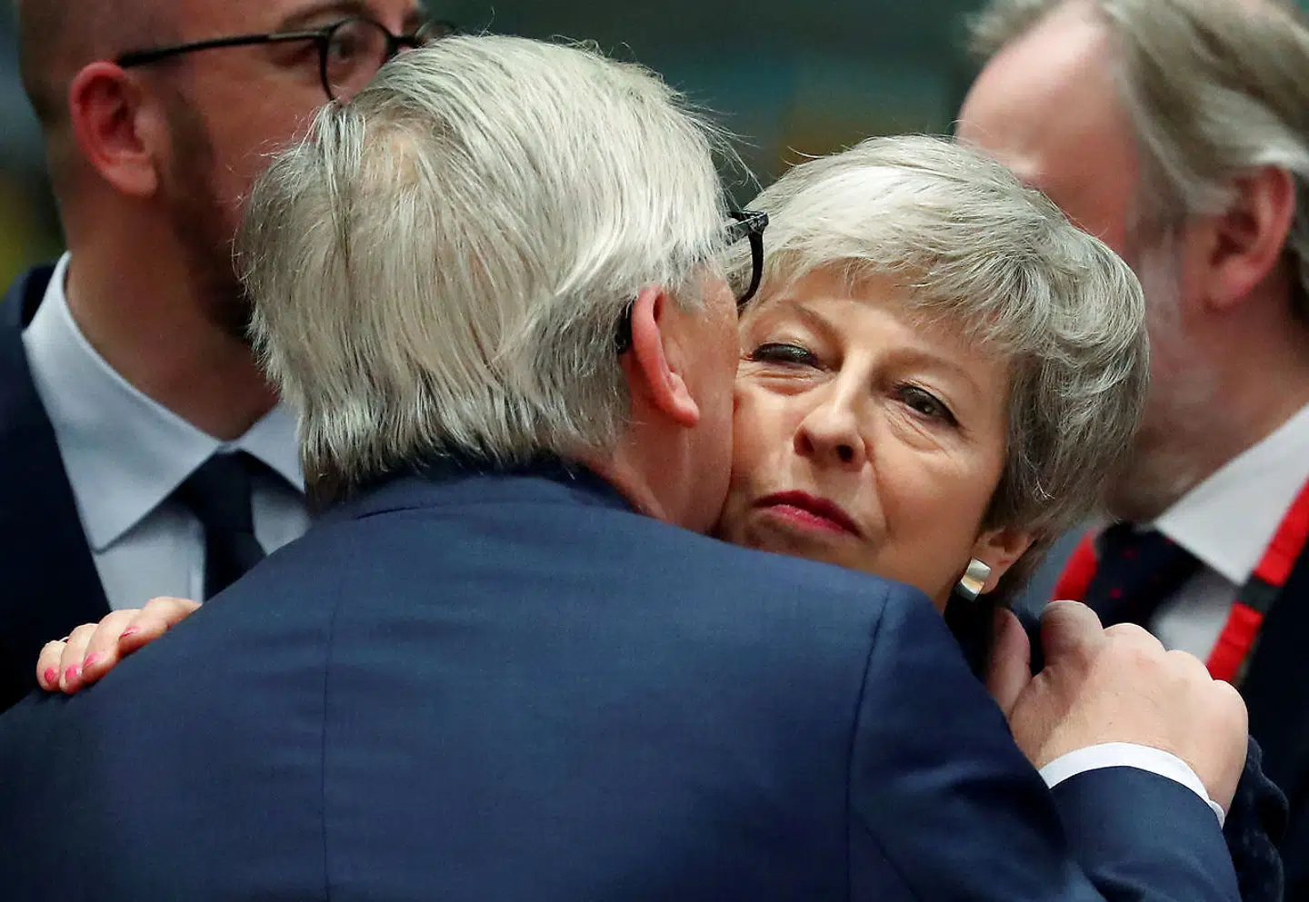 Anderledes køligt var det, da Theresa May hilste på Jean-Claude Juncker.