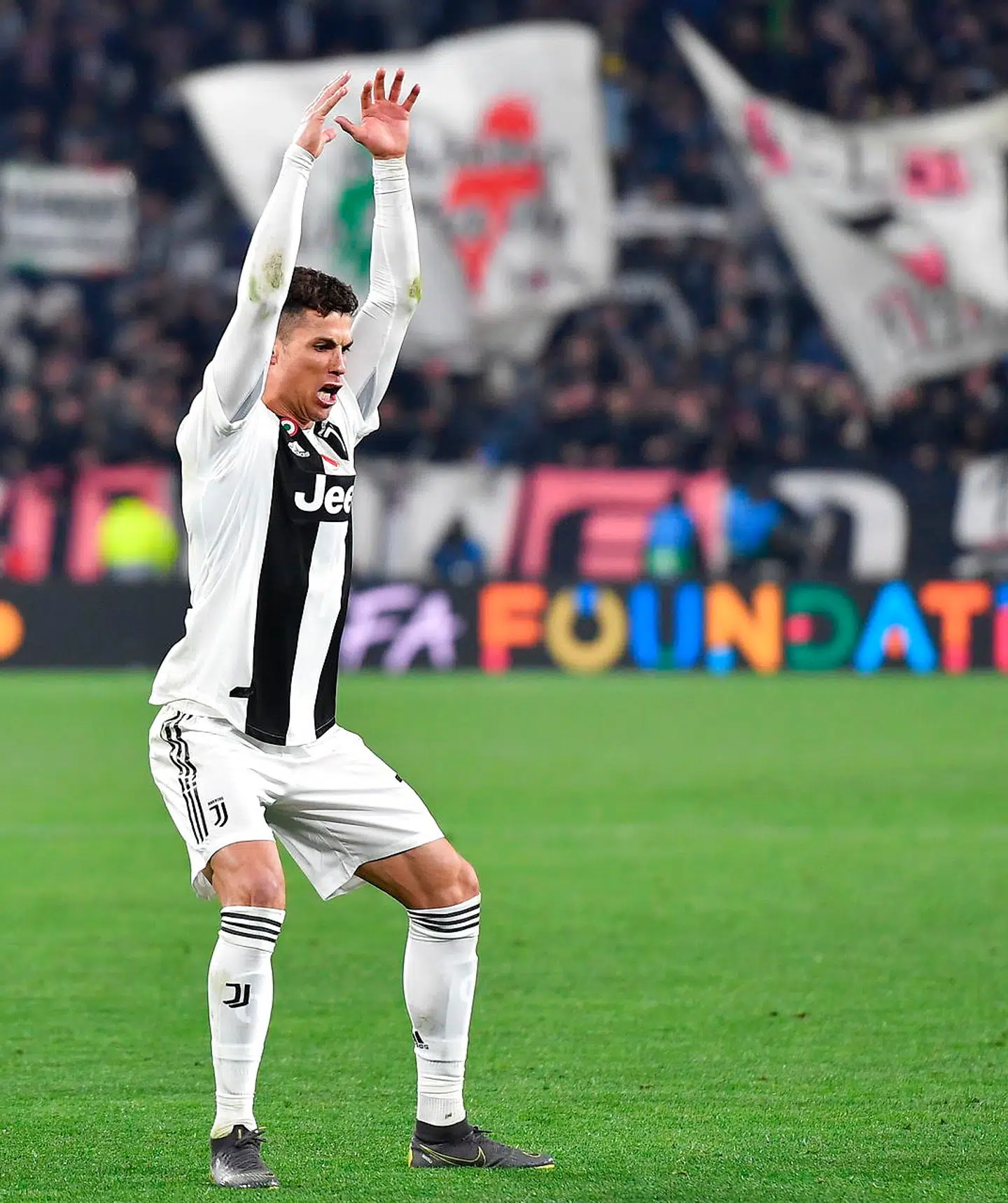 Cristiano Ronaldo straffes for denne jubelscene.
