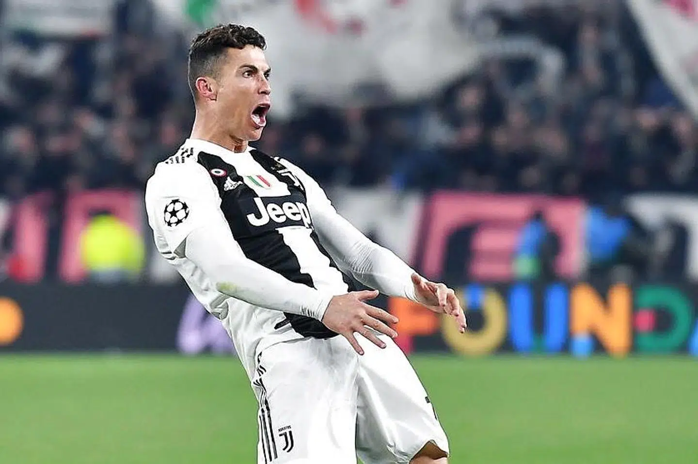 epaselect epa07432534 Juventus' Cristiano Ronaldo celebrates the victory at the end of the UEFA Champions League round of 16 second leg soccer match between Juventus FC and Club Atletico de Madrid at the Allianz Stadium in Turin, Italy, 12 March 2019. EPA/ALESSANDRO DI MARCO