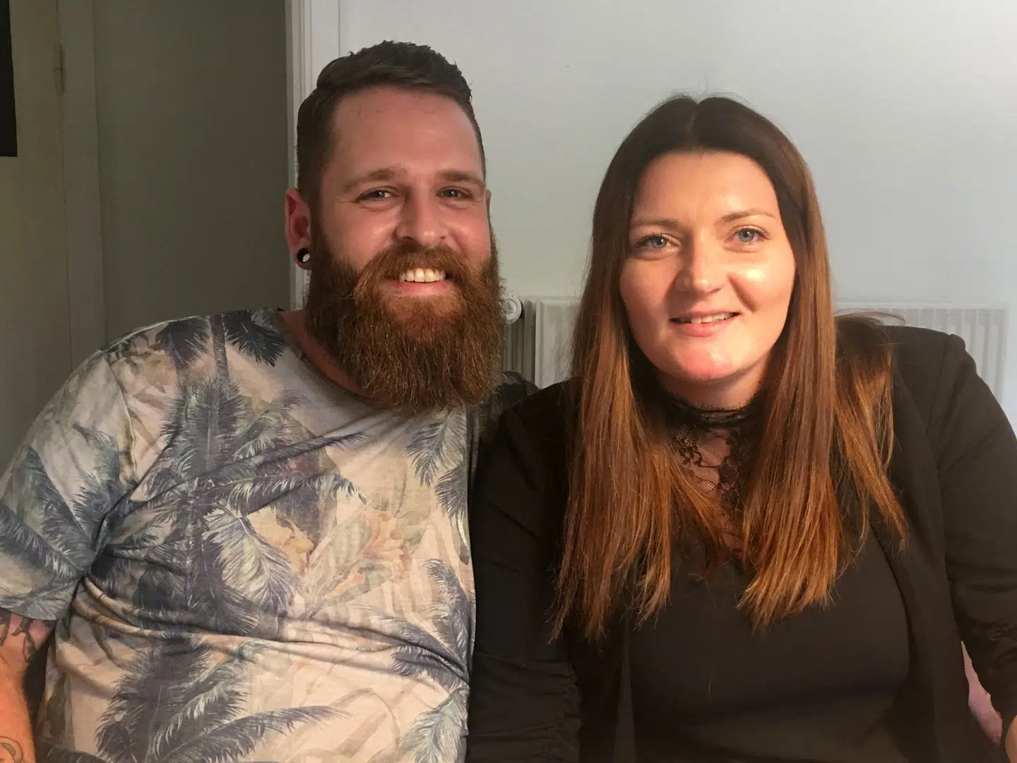 »'Der er vist en lille dobbelthage' eller 'bildækket er godt nok hårdt pumpet'. Det må man ikke sige som mand, men du har sgu altid sagt, hvis jeg så tyk ud på billeder,« siger Jonas Poulsen til sin kæreste, Sandra Højlund.