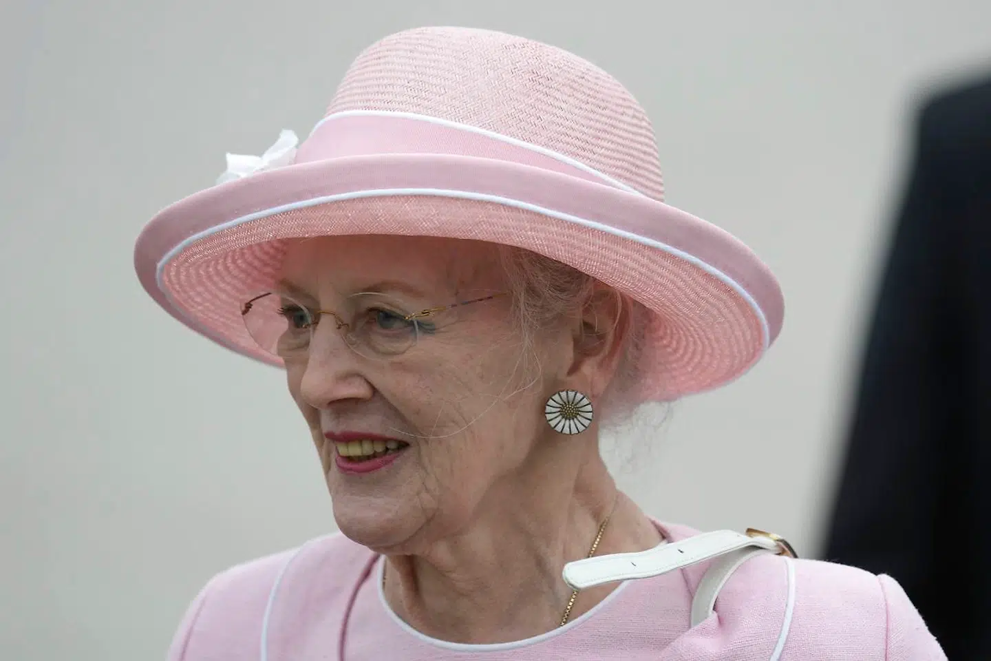 Tisrdag aften lokal tid besøgte dronning Margrethe en mindepark opført for de over 30.000 forsvundne og dræbte ofre for militærdiktaturet, der regerede i Argentina frem til 1983. (Photo by Juan MABROMATA / AFP)