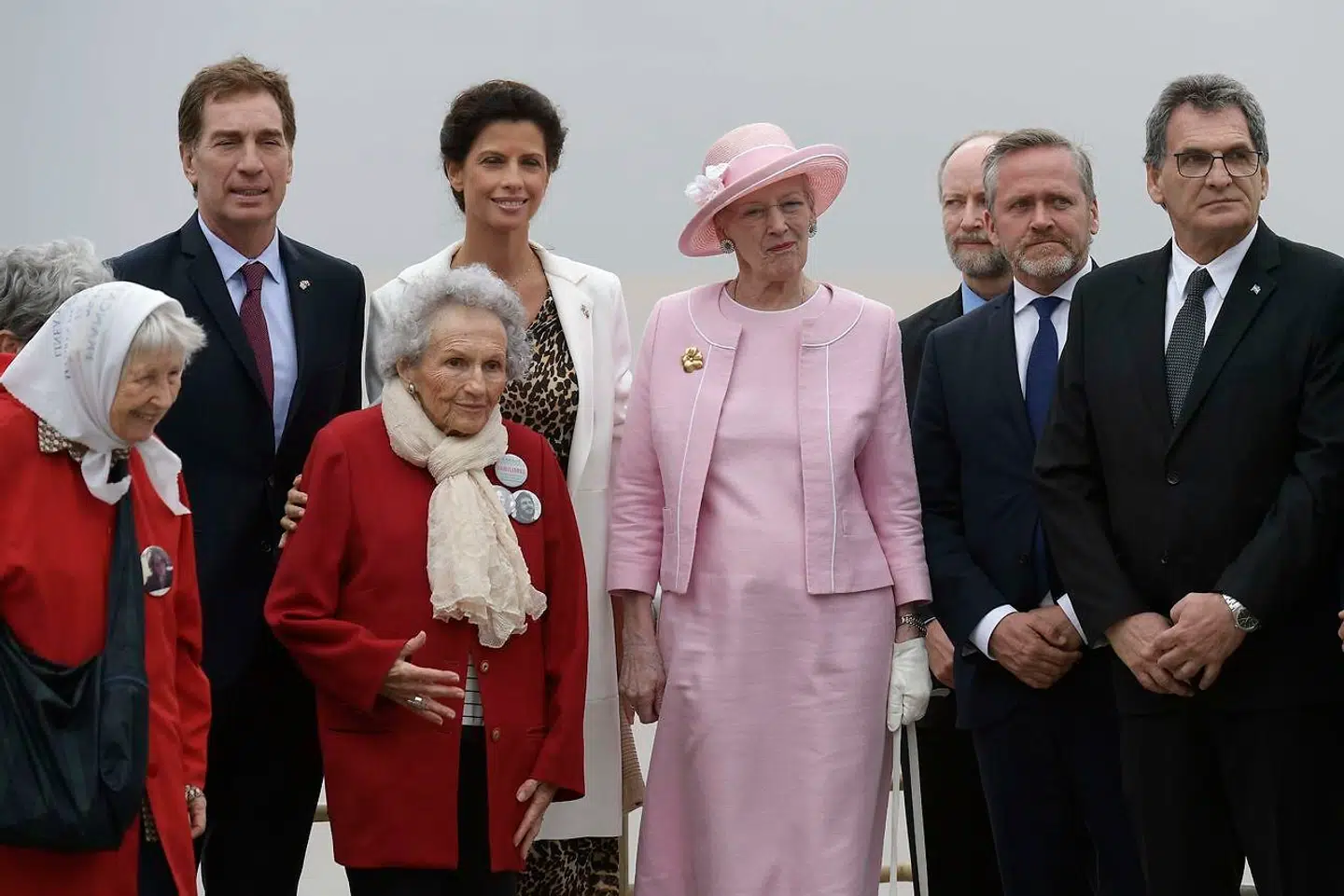 Her ses dronning Margrethe sammen med udenrigsminister Anders samuelsen, to medlemmer af bevægelsen mødre fra Plaza de mao Vera Jarach (længst til venstre), Lita Boitano (tredje fra højre), Buenos Aires' viceborgmester Diego Santilli og hans kone Analia Maiorana (anden og fjerde fra venstre) og den argentinske politiker Claudio Avruj (til højre). De mindes ofrene for militærdiktaturet i Argentina. (Photo by Juan MABROMATA / AFP)
