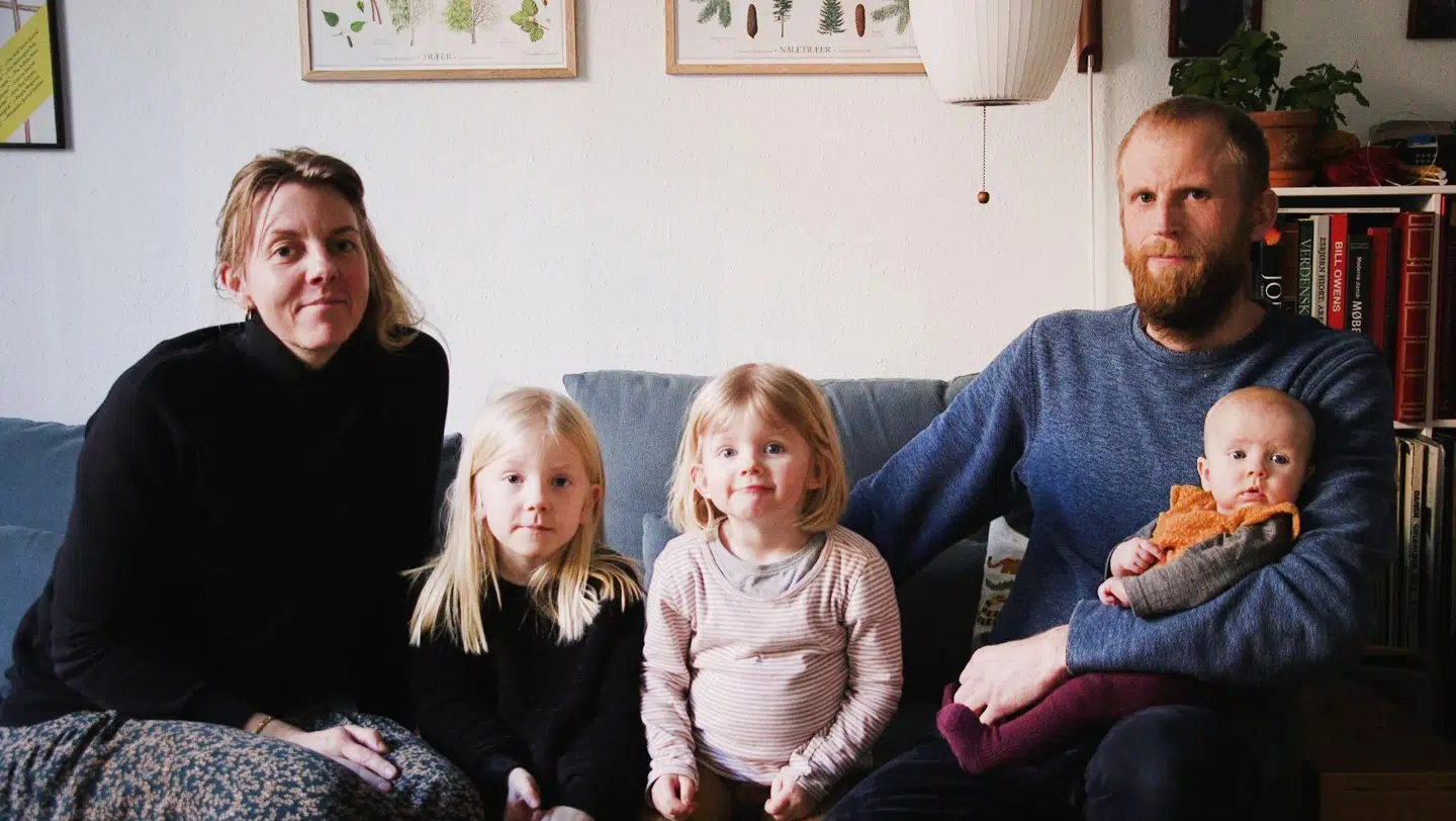 Familien Nielsen består af Lisbeth, der er journalist, Jens, der er snedker, og deres tre børn: Signe på fire år, Lydia på to år og lille Karen på fire måneder.