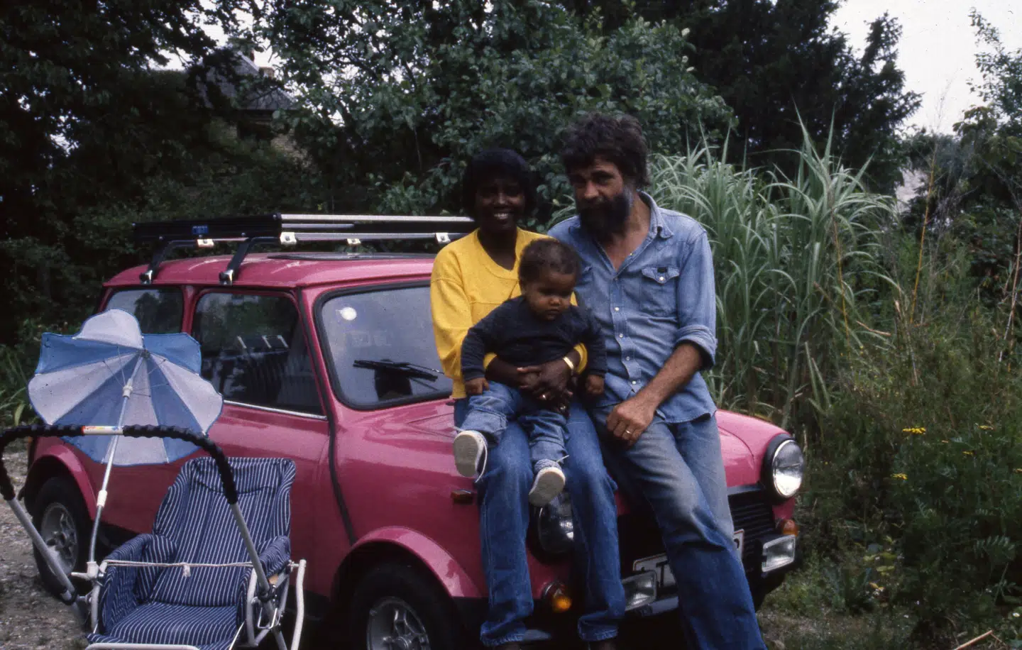 Thomas Buttenschøns forældre, Sara og Jens, med ham på armen.