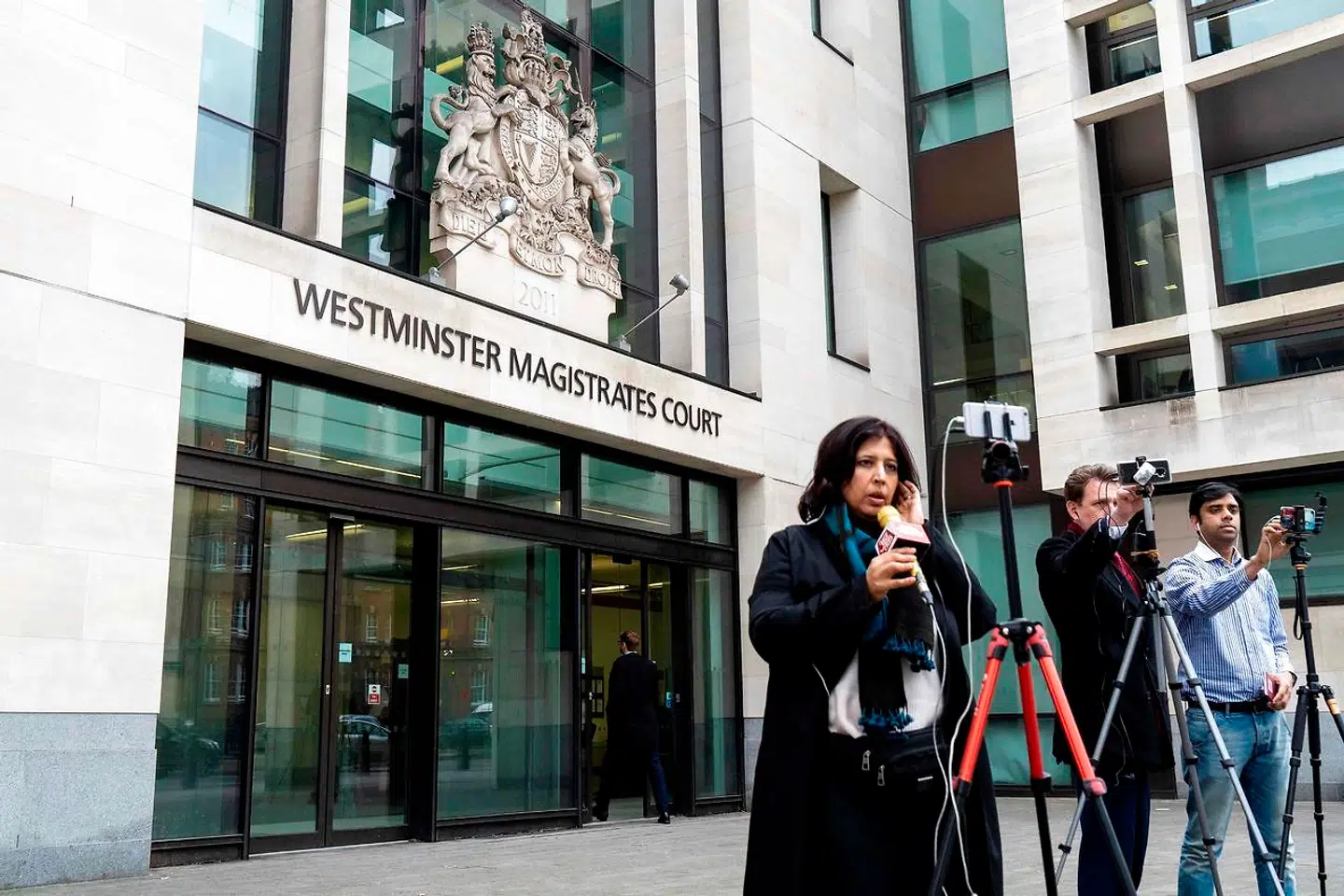 Flere medier var til stede, da milliardæren onsdag var for retten i London.