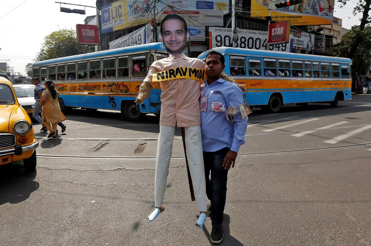 En demonstrant holder her en figur af Nirav Modi under en demonstration i Kolkata i Indien tilbage i februar.