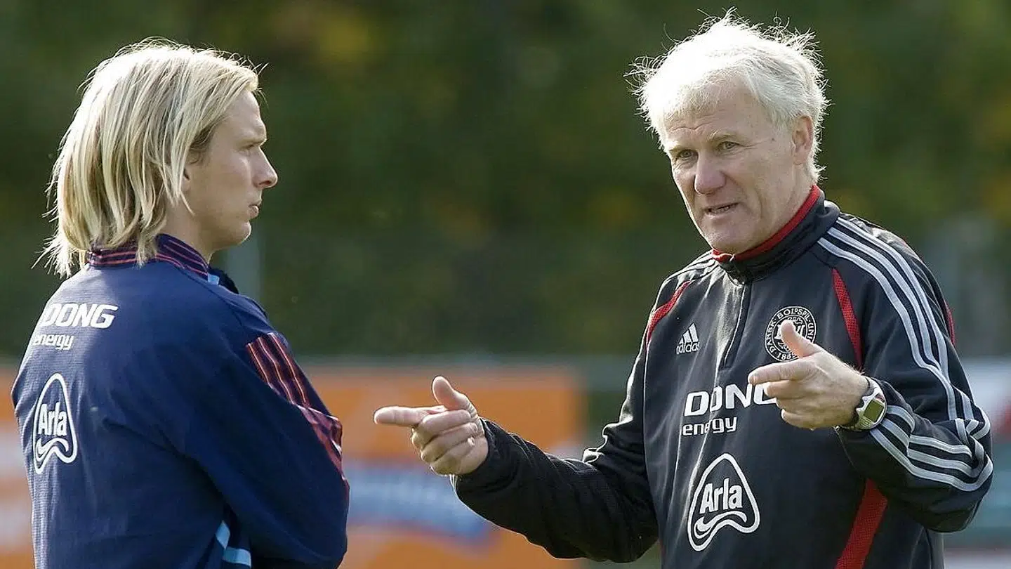 Morten Olsen giver instrukser til Christian Poulsen.