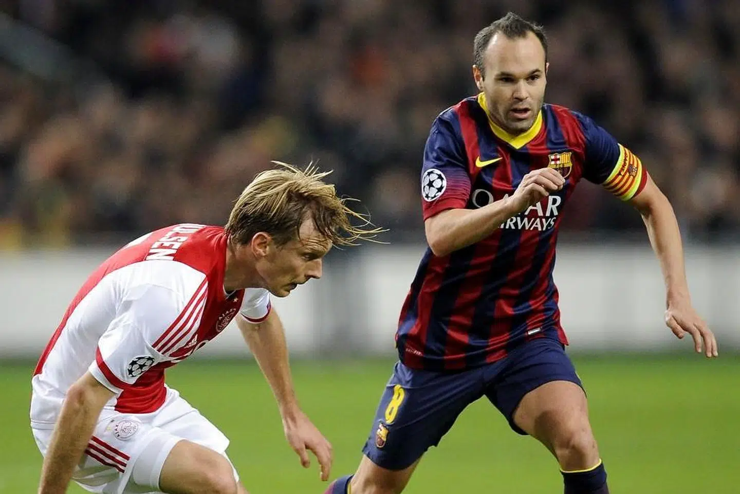 Christian Poulsen i duel med Andres Iniesta.