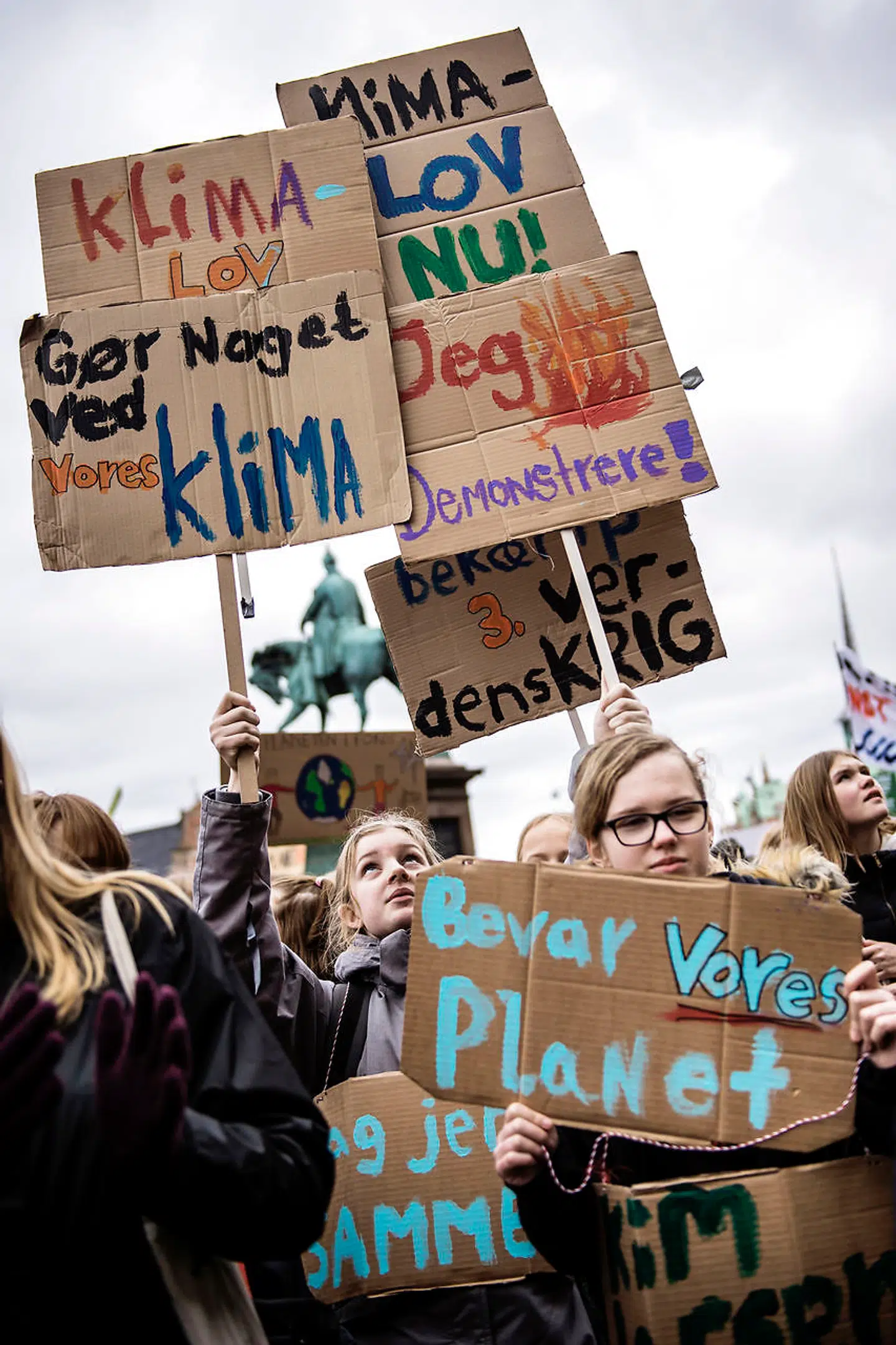Elever demonstrerer på Christiansborg Slotsplads.