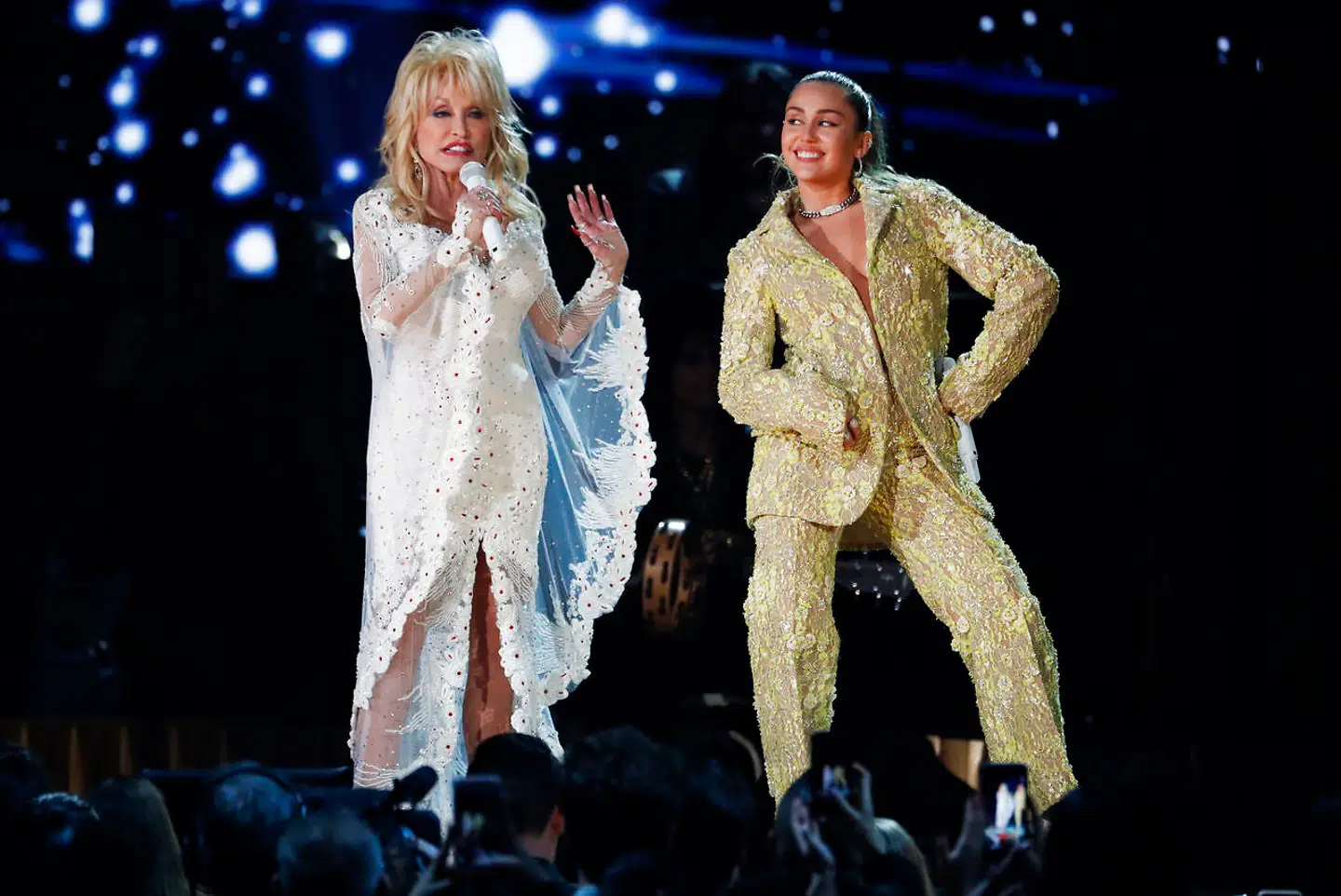 Miley Cyrus optrådte til årets Grammy show med sin gudmor Dolly Parton.