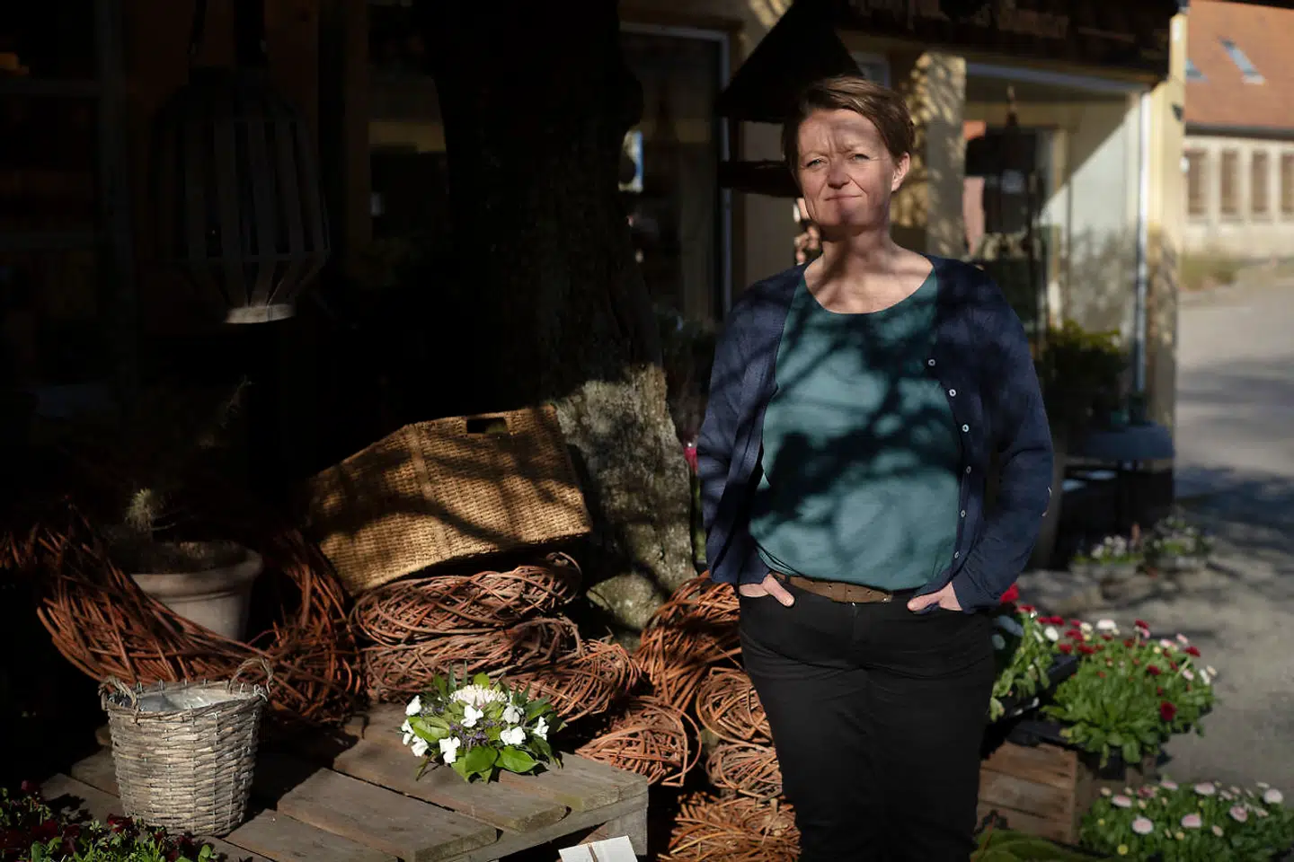 »Vi har stadig til gode at se en by, der har fået lagt en omfartsvej rundt om sig, og hvor handelslivet blomstrer,« siger Anni Andersen, som udover at være formand for Mariager Handel har drevet Kirkepladsens Blomster gennem 30 år.