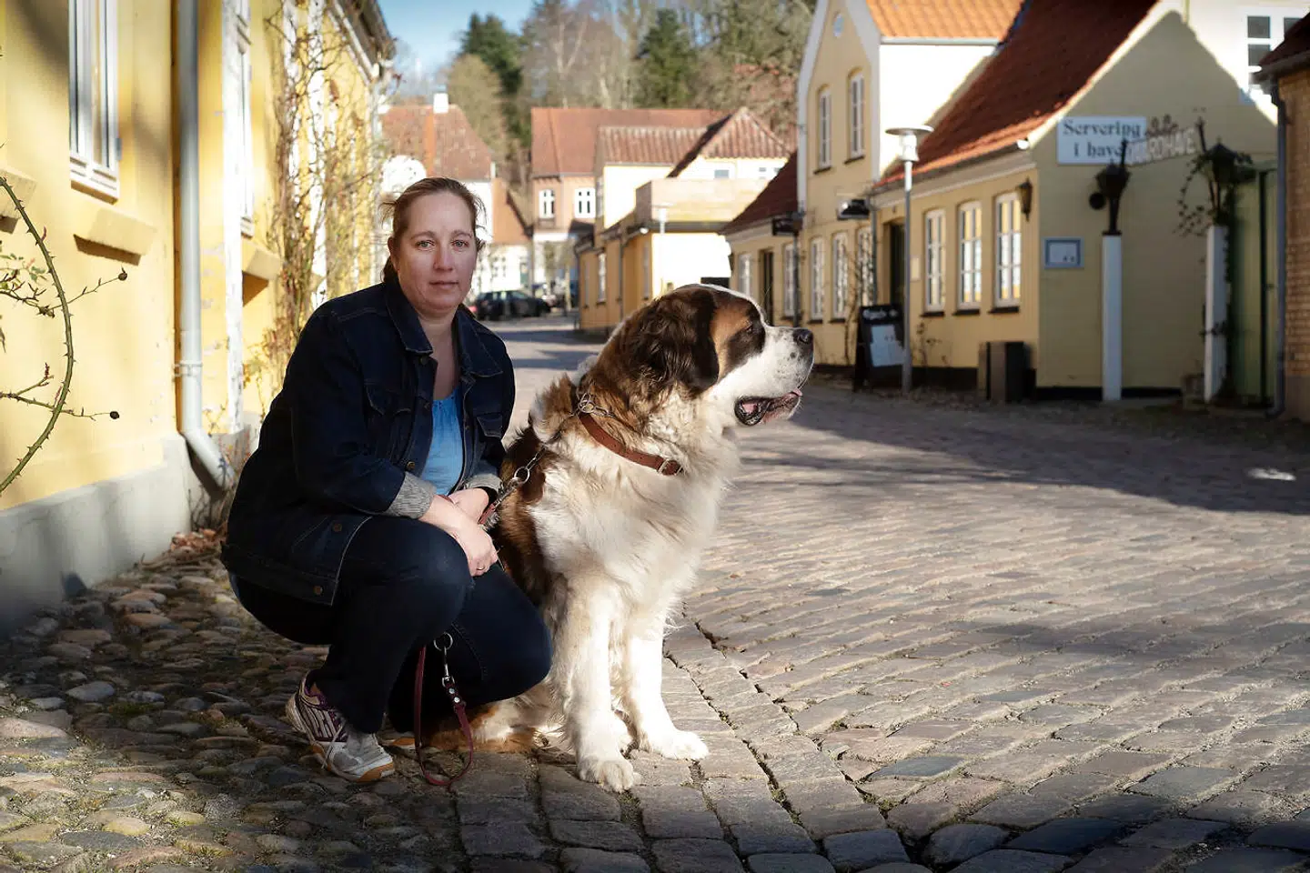 »Det er hul i hovedet. Der er jo slet ikke behov for det. Den tunge trafik kører nede ved havnen. Det var meget bedre at bruge penge på at renovere skolen eller plejehjemmet. Det ville gøre gavn. Men en omfartsvej er der altså ikke behov for i Mariager,« siger Heidi Nielsen,