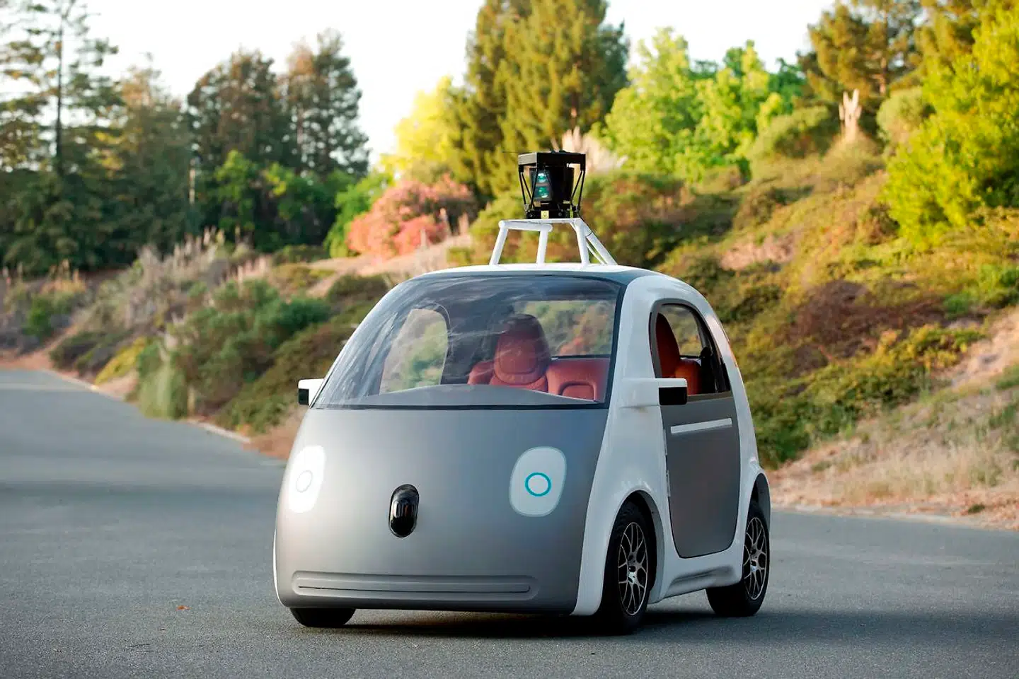 Google har kastet sig ind i kampen for at komme først med en førerløs bil. De første førerløse Google-biler bliver allerede testet på offentlige veje. Her ses en af techselskabets prototyper.