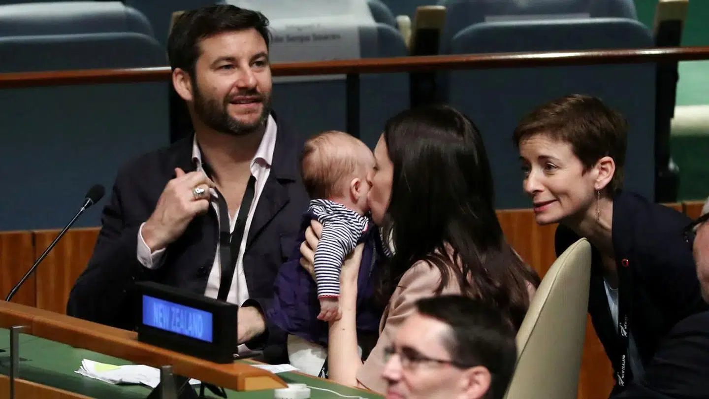 New Zealands premierminister Jacinda Ardern kysser sin baby Neve, inden hun skal tale til den årlige generalforsamling.