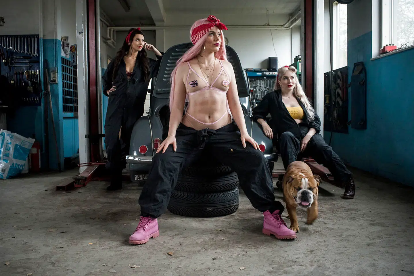 Louise 'Twerk Queen' Kjølsen (i midten) er en del af fjerdebølgefeminist-gruppen GirlSquad sammen med Ekaterina Krarup Andersen og Nikita Klæstrup.