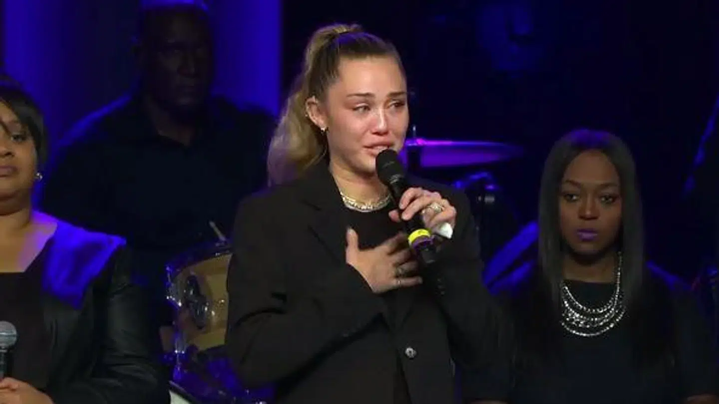 Miley Ray Cyrus var tydeligt påvirket, da hun optrådte til venindens hyldestkoncert.