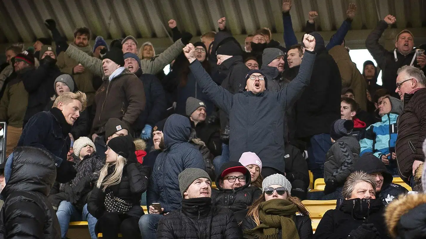 Tilskuere jubler over Brøndby-scoring på Casa Arena i Horsens søndag den 17. marts 2019.