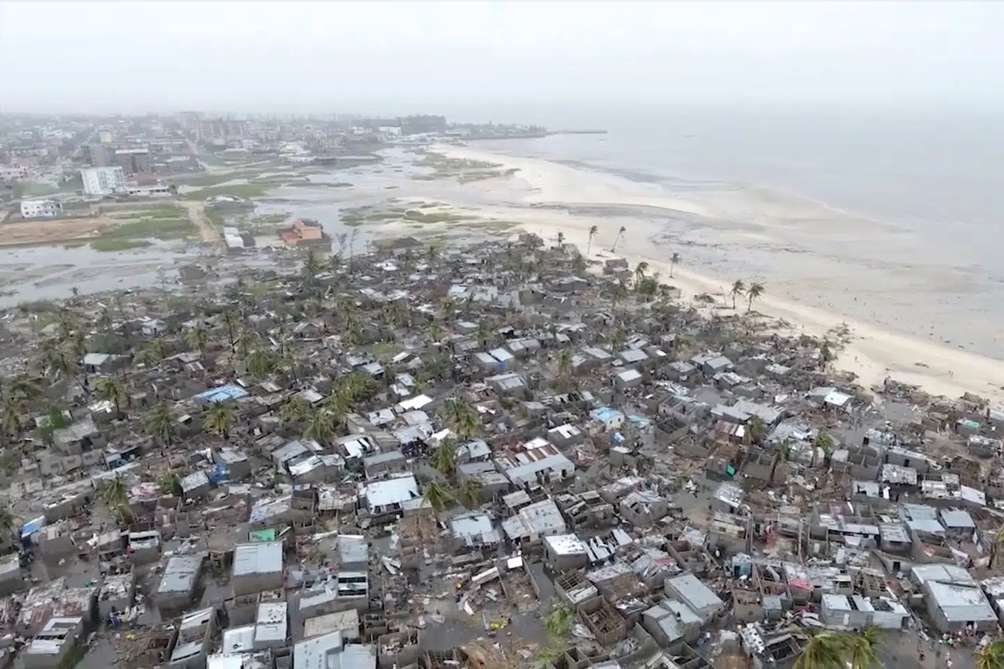 Der bor lidt over en halv million mennesker i det katastroferamte Beira i Mozambique. Byens havn er en vigtig udskibningshavn for Zimbabwe, Zambia og Malawi, der alle er landfaste. Social Media/Reuters