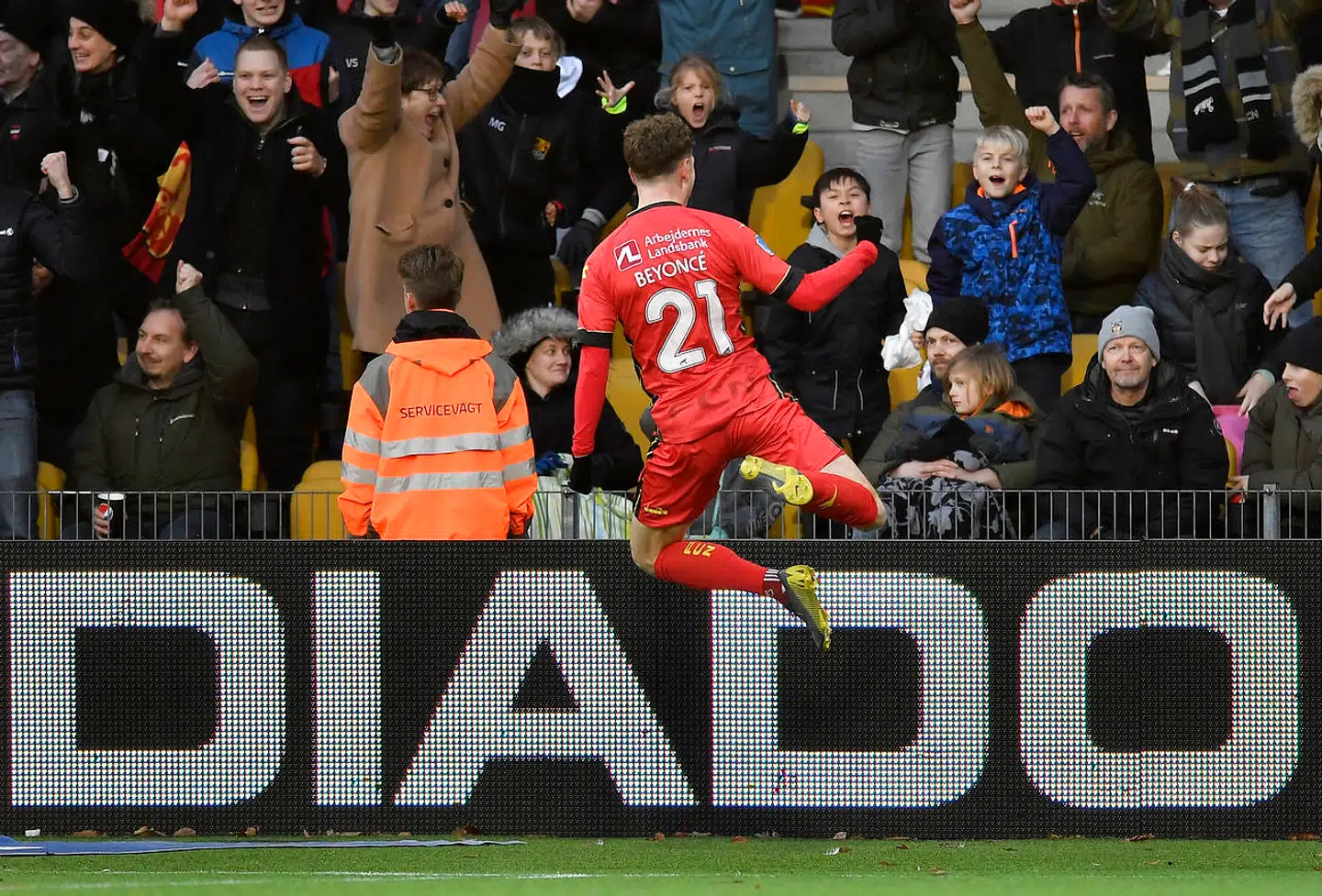 Andreas Olsen med en af sine 19 Superliga-træffere i år. Her med sangerinden Beyoncé på trøjen.