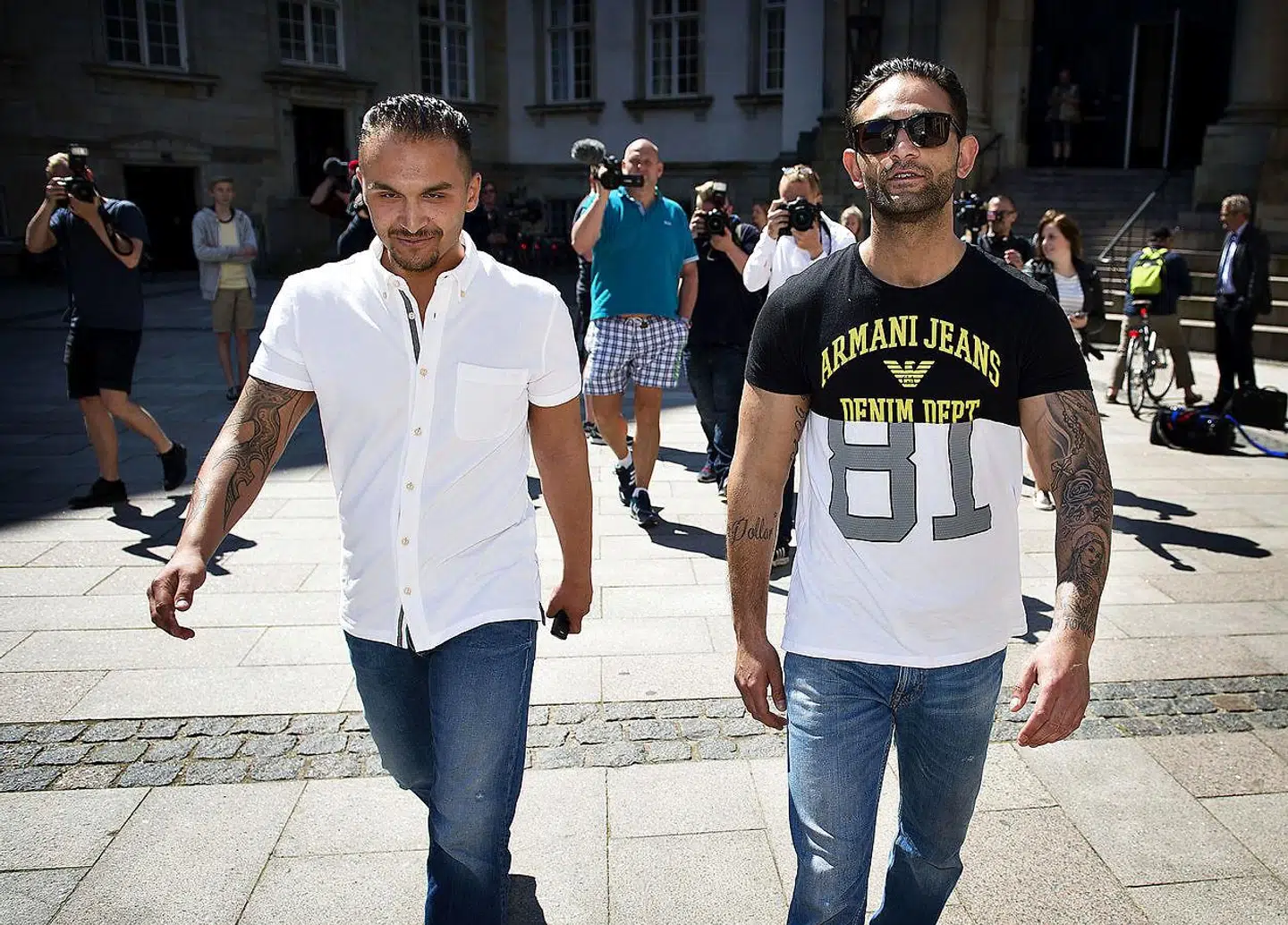 Jimmi Levakovic (t.h. med solbriller) var i maj 2016 mødt op ved Højesteret med for at støtte klan-overhovedet Gimi Levakovic, der med nød og næppe undgik at blive udvist. Tirsdag middag afgør Højesteret, om han nu selv skal udvises. Til venstre ses Santino Levakovic - fætter til Jimmi.