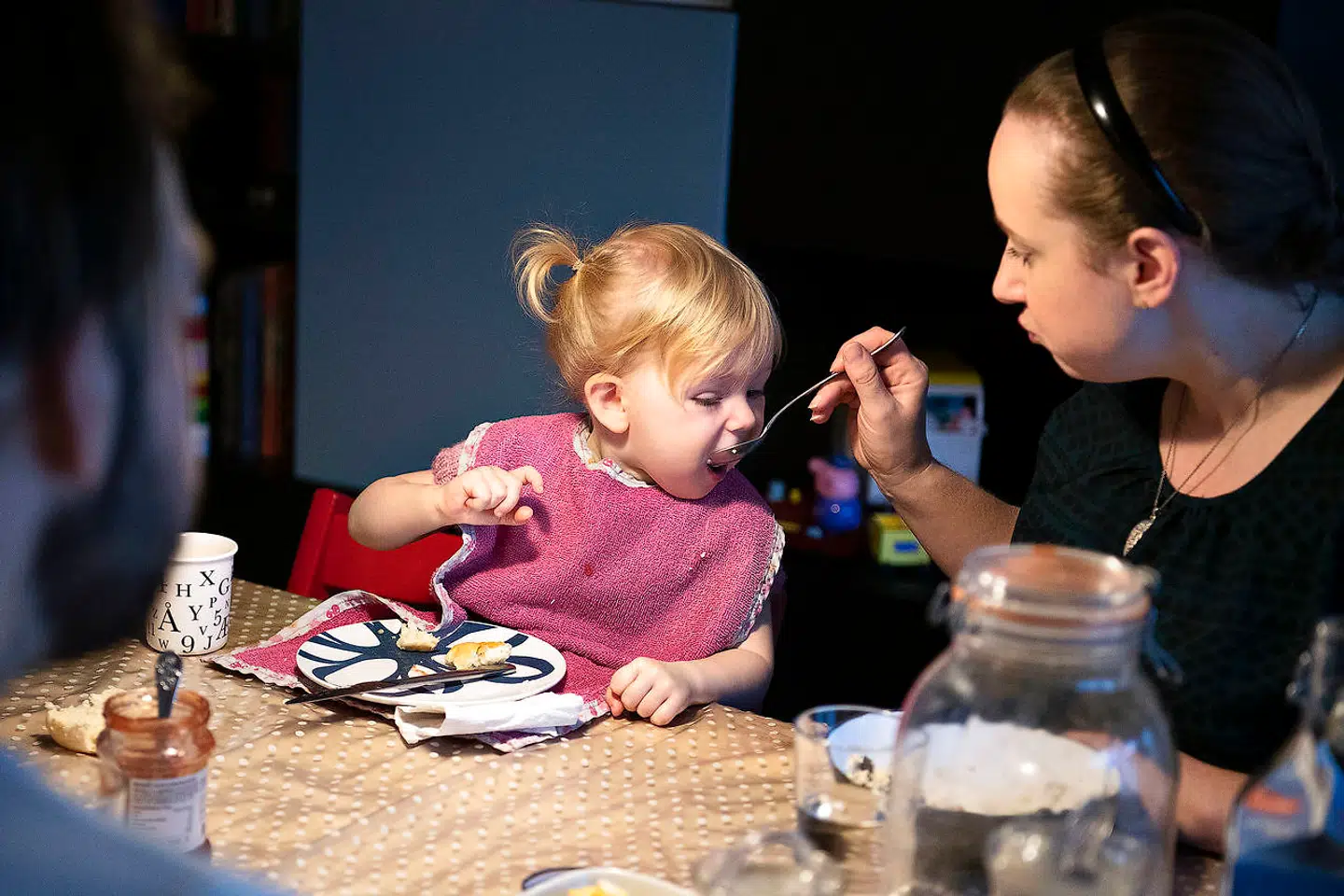 »Vi har mere overskud til at lege børnene efter arbejde og f.eks. have dem med i køkkenet,« siger Camilla Alber.