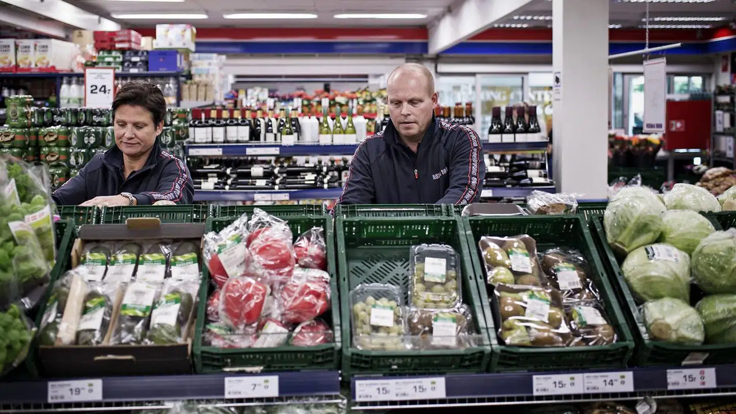 Rema 1000 smider ligesom mange andre butikker meget mad ud grundet udløbsdatoen.