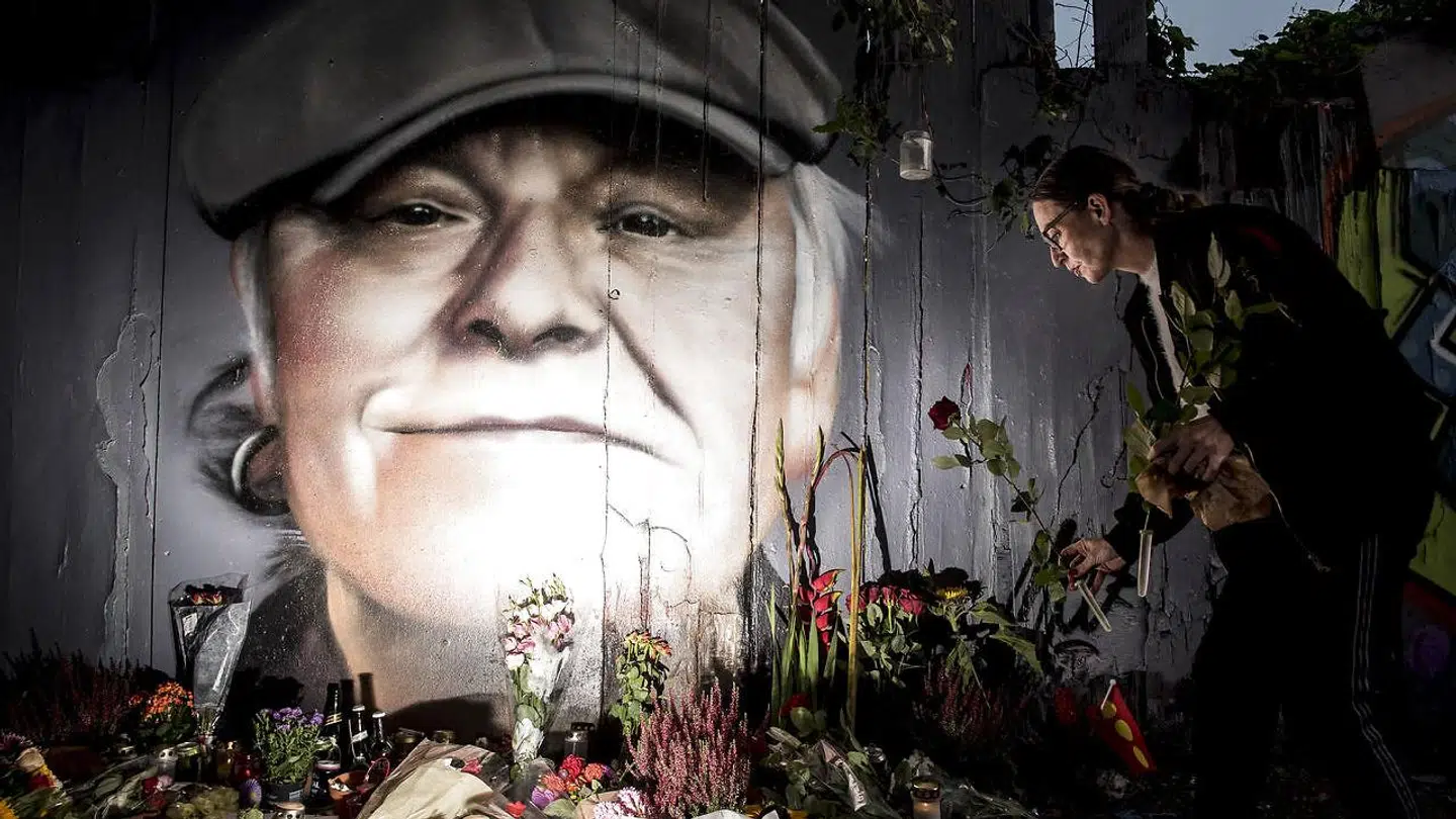 Blomster, øl, smøger og hilsner blev lagt foran det portræt, der er blevet malet på hegnet ind mod Christiania på Prinsessegade i København til ære for danskernes nationalskjald Kim Larsen.