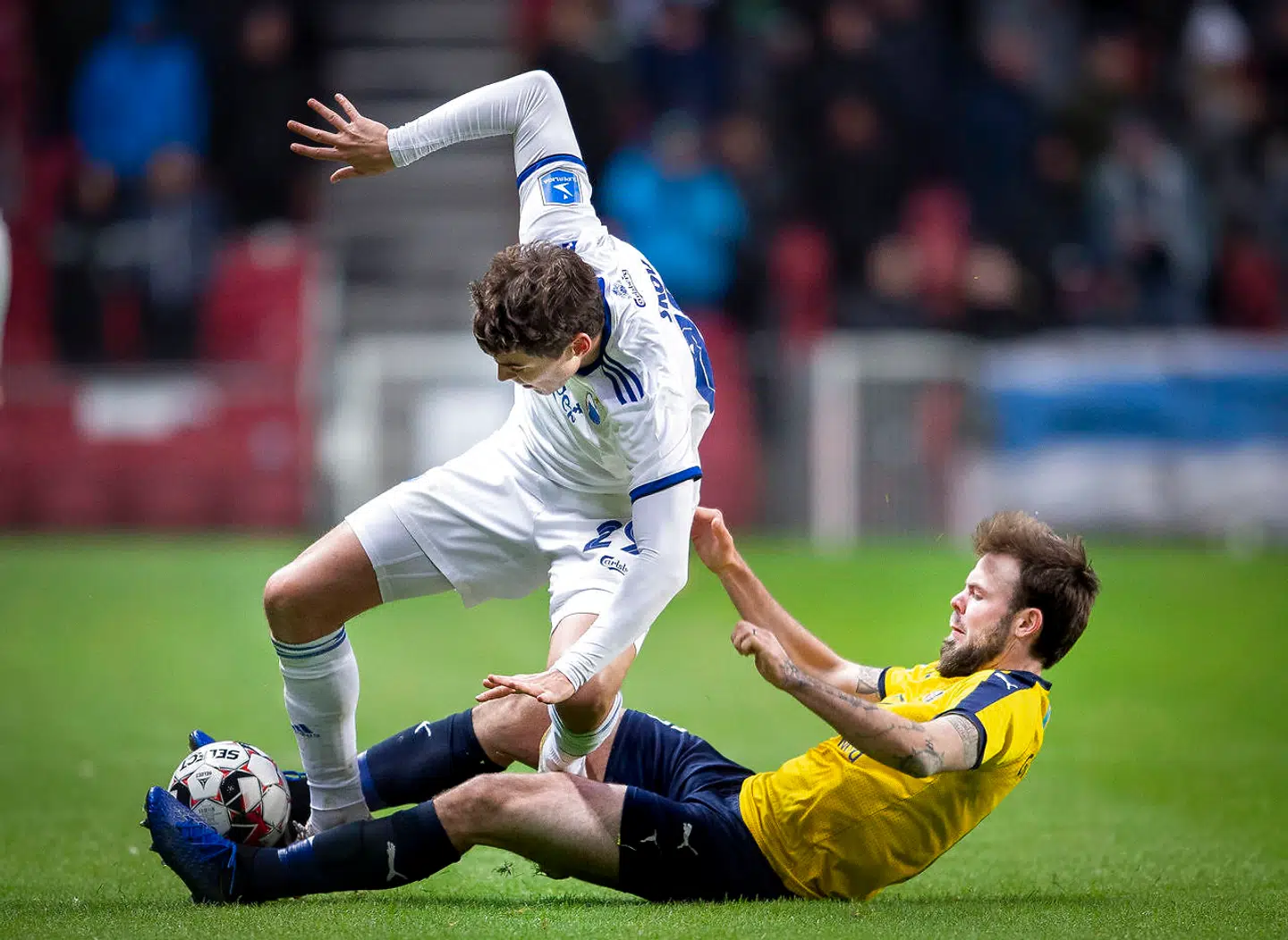 Robert Skov tackles hårdt.