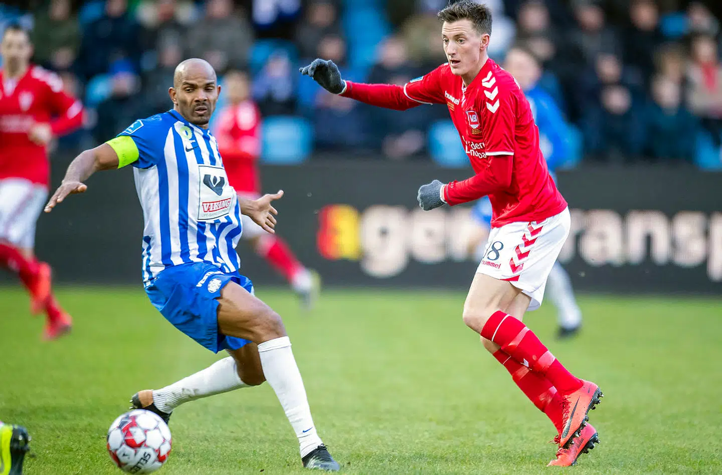 Esbjergs Rodolph Austin og Vejles Mathias Hebo Rasmussen i duel i søndagens Superliga-kamp på Blue Water Arena i Esbjerg.