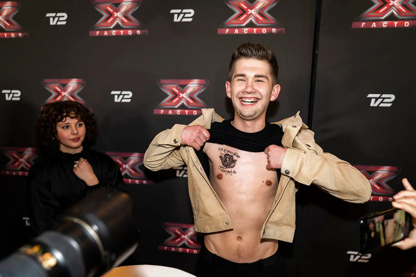 sendxnet Patrick med sin nye tatovering. X Factor 12, Liveshow 3, Fredag d. 15. marts 2019, Tema: Sange fra 2018/2019. (foto: Martin Sylvest/Ritzau Scanpix 2019)