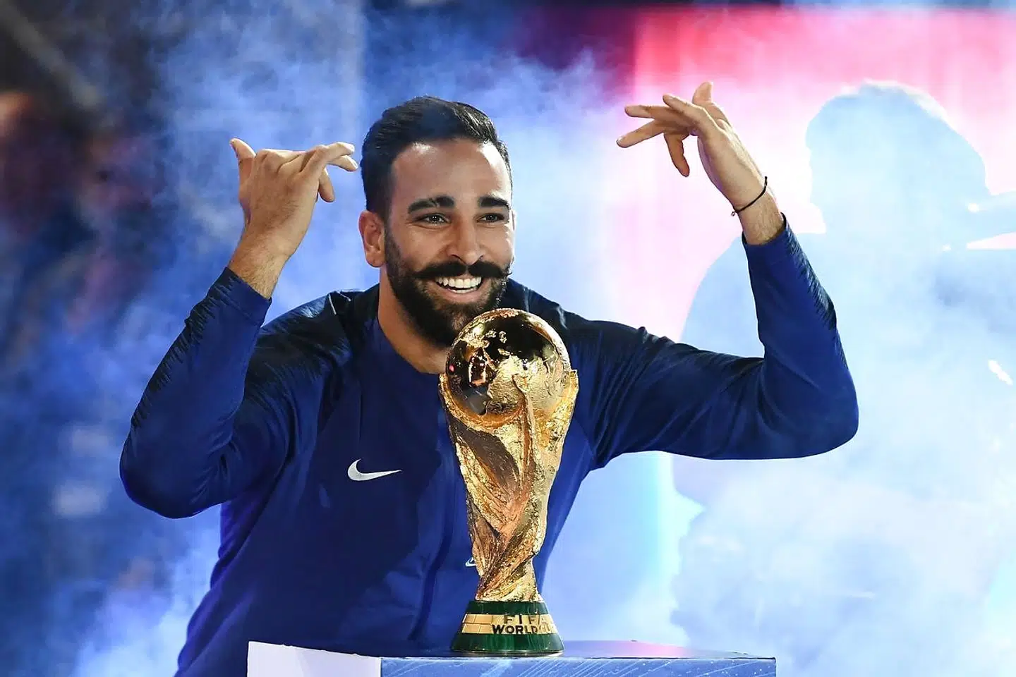 Adil Rami med VM-trofæet.