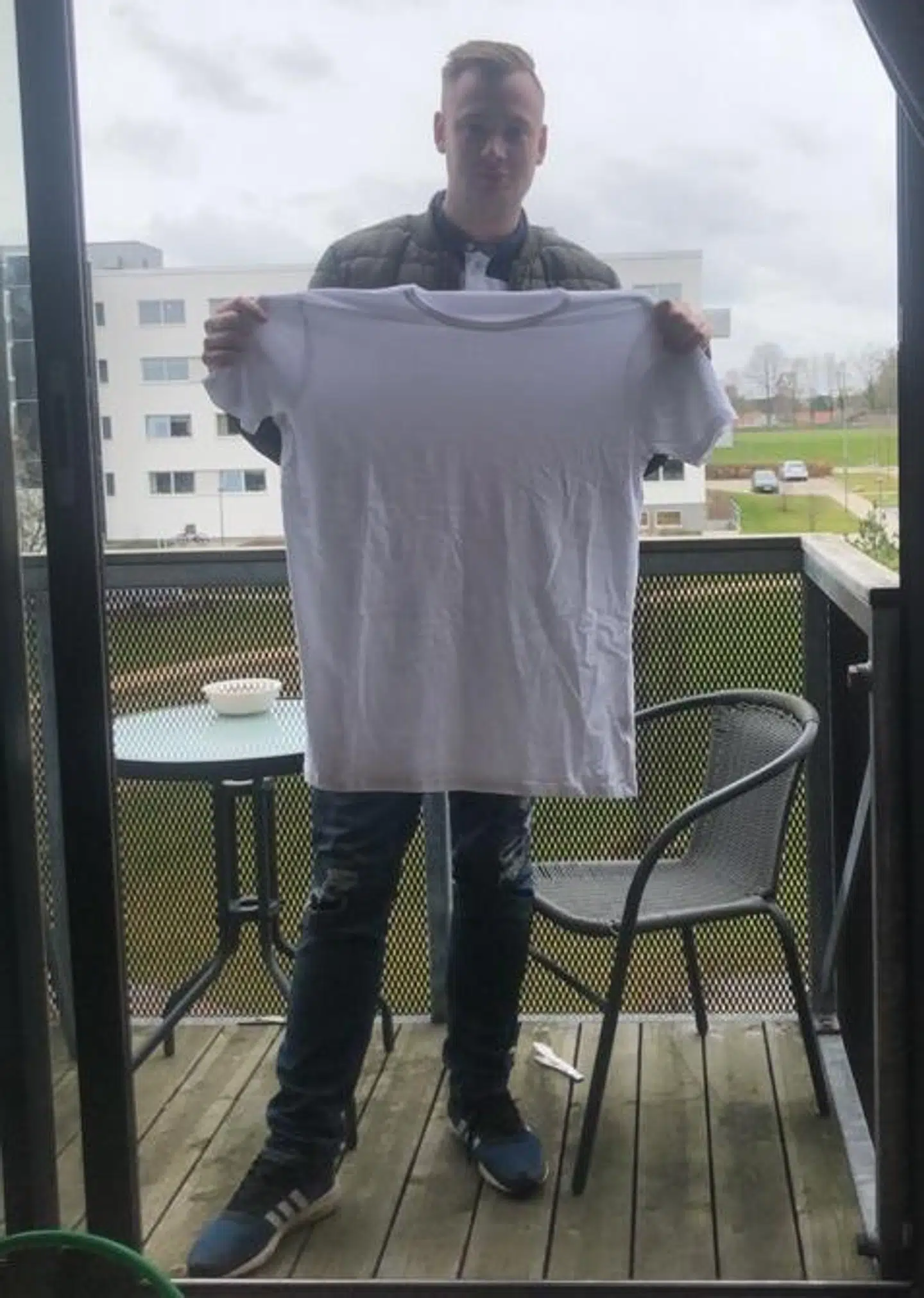 Jesper Ebbbesen med den ene T-shirt, han modtog fra Styled.dk. Det gratis ur har han smidt ud.