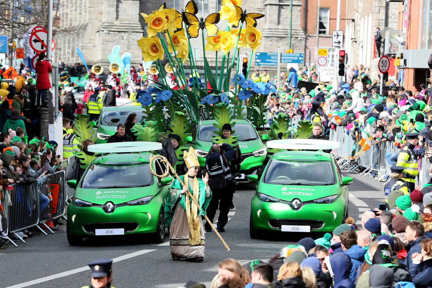 En mand klædt ud som skytshelgenen Sankt Patrick går forrest i søndagens parade i Irlands hovedstad, Dublin. Den irske nationaldag fejres i hjemlandet blandt andet ved at bære grønt tøj og spise traditionel irsk mad. Paul Faith/Ritzau Scanpix