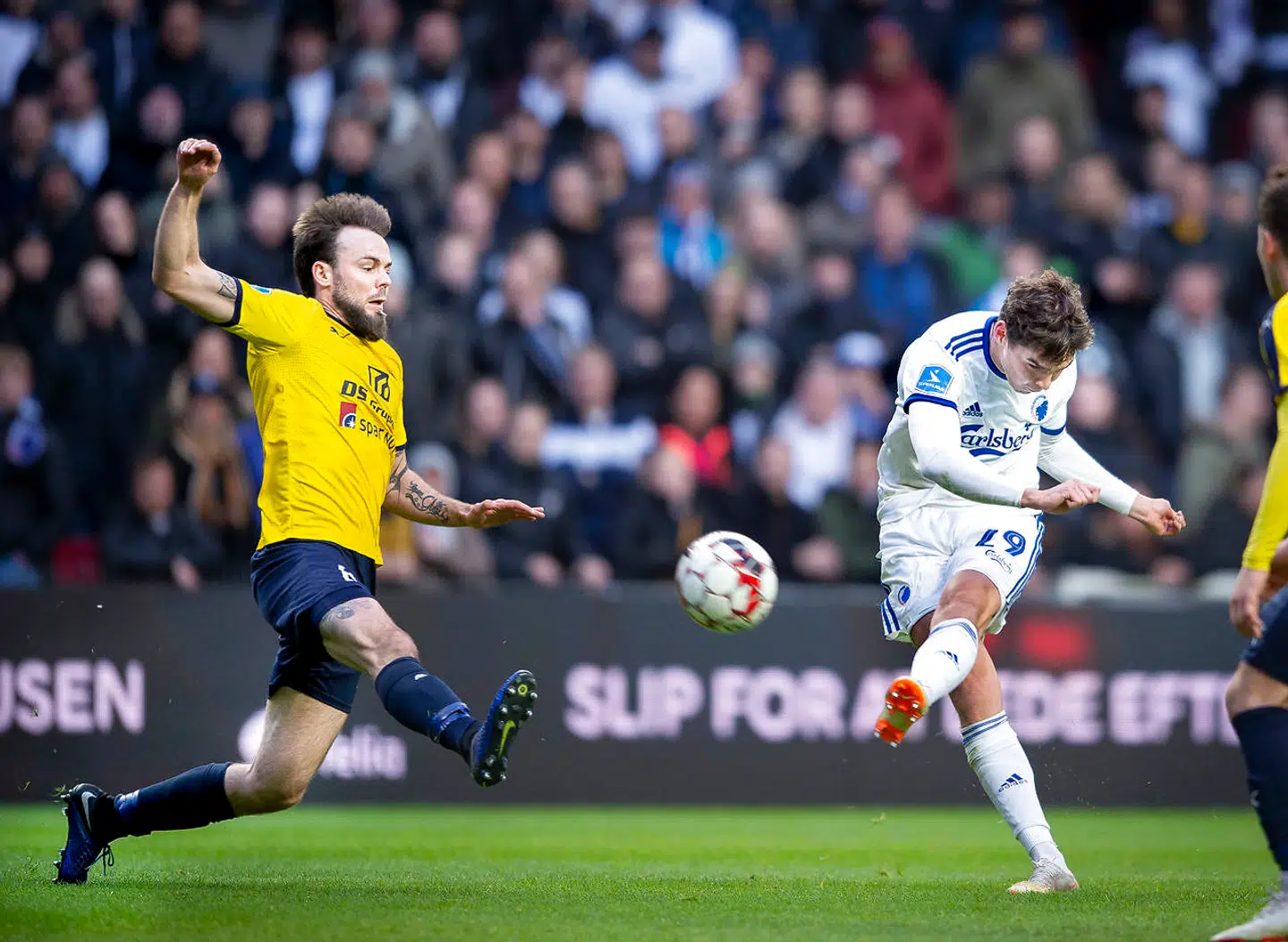 FCKs Robert Skov og Hobro IKs Martin Mikkelsen under superligakampen mellem FC København-Hobro i Teliaparken, søndag den 17. marts 2019.