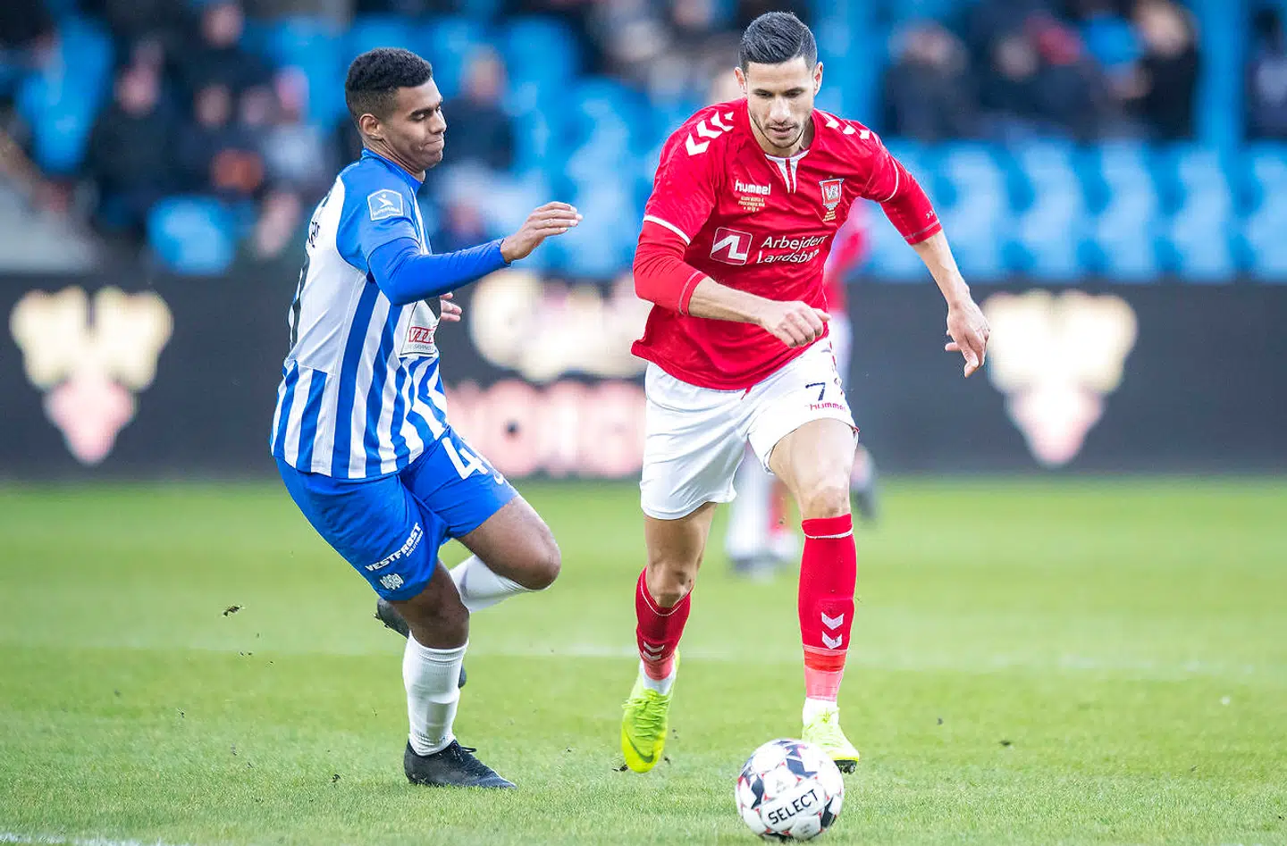 Esbjergs Daniel Anyembe og Vejles Imed Louati. Superliga, runde 26.