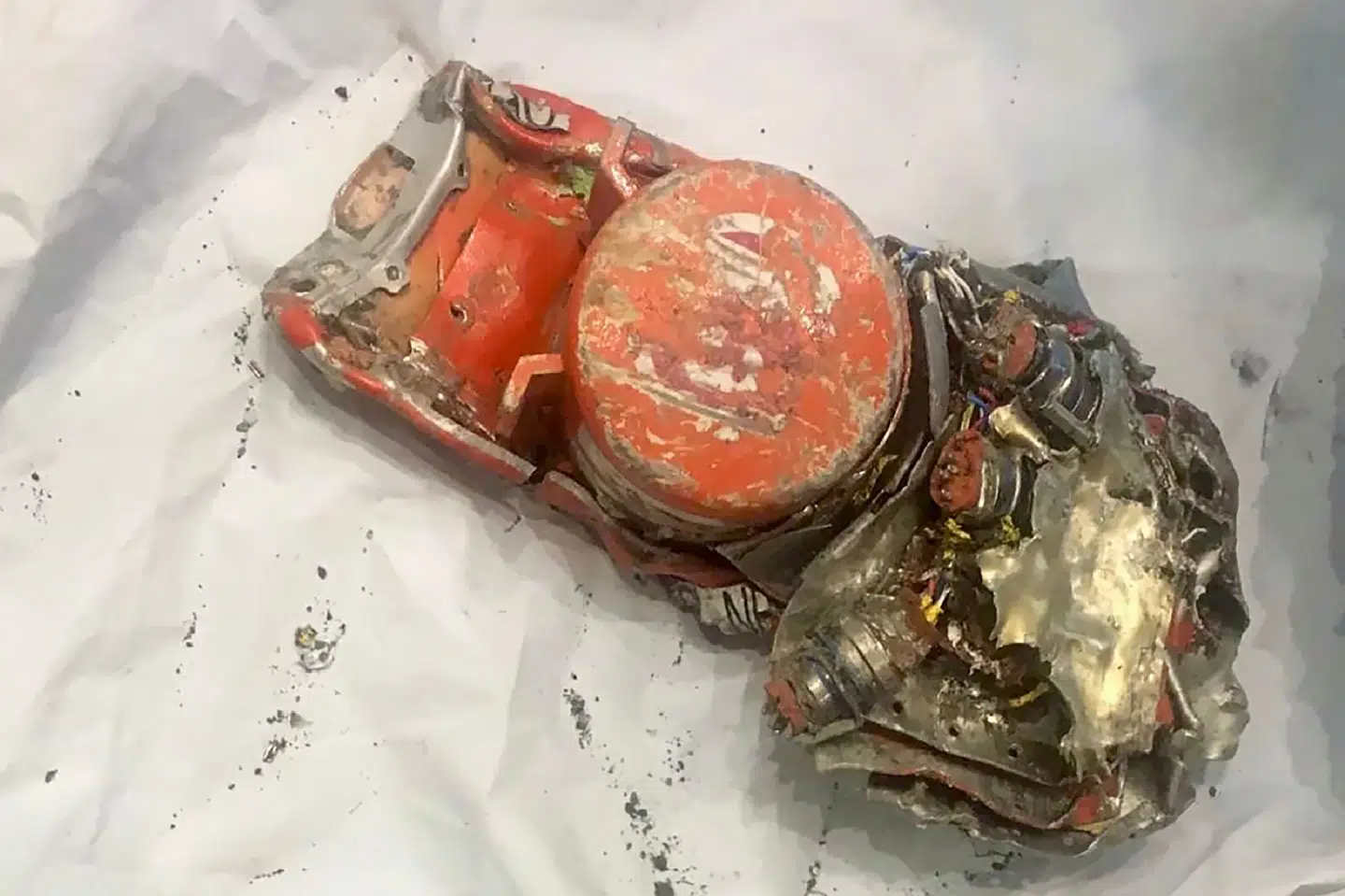 Billedet her viser den ene af to sorte bokse fra flyet, der 10. marts styrtede i Etiopien, kort tid efter at det lettede. -/Ritzau Scanpix