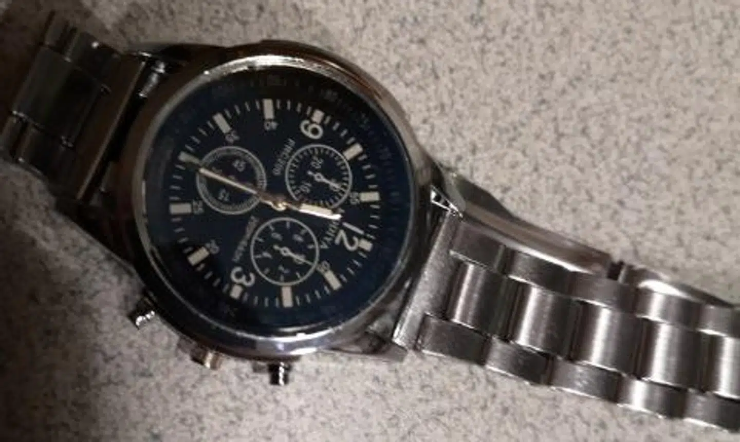 Sådan så det ur, Rune Kyed modtog fra Styled.dk, ud. Urskiven er af plastik.