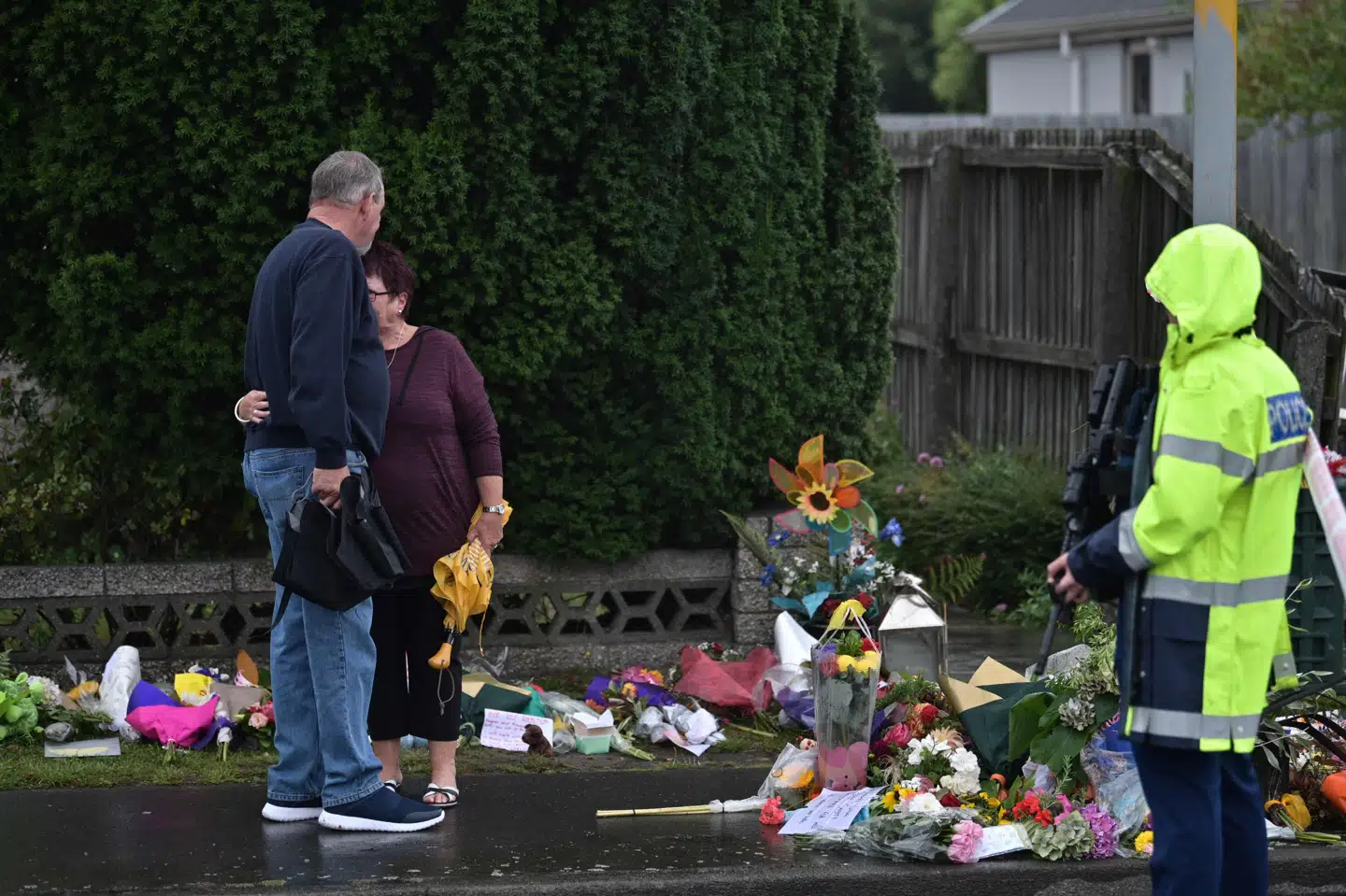Beboere mindes de efterladte og har lagt blomster nær moskéerne i Christchurch, New Zealand, hvor 50 perosner fredag eftermiddag blev skuddræbt. Anthony Wallace/Ritzau Scanpix