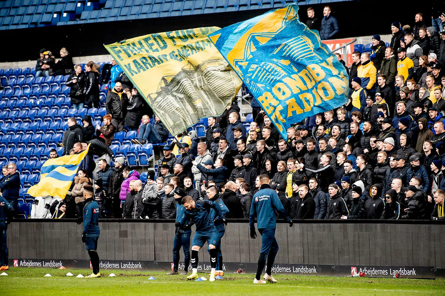 Brøndby Stadion Berøn dyb træner foran fansene før morgendagens kamp i Horsens.
