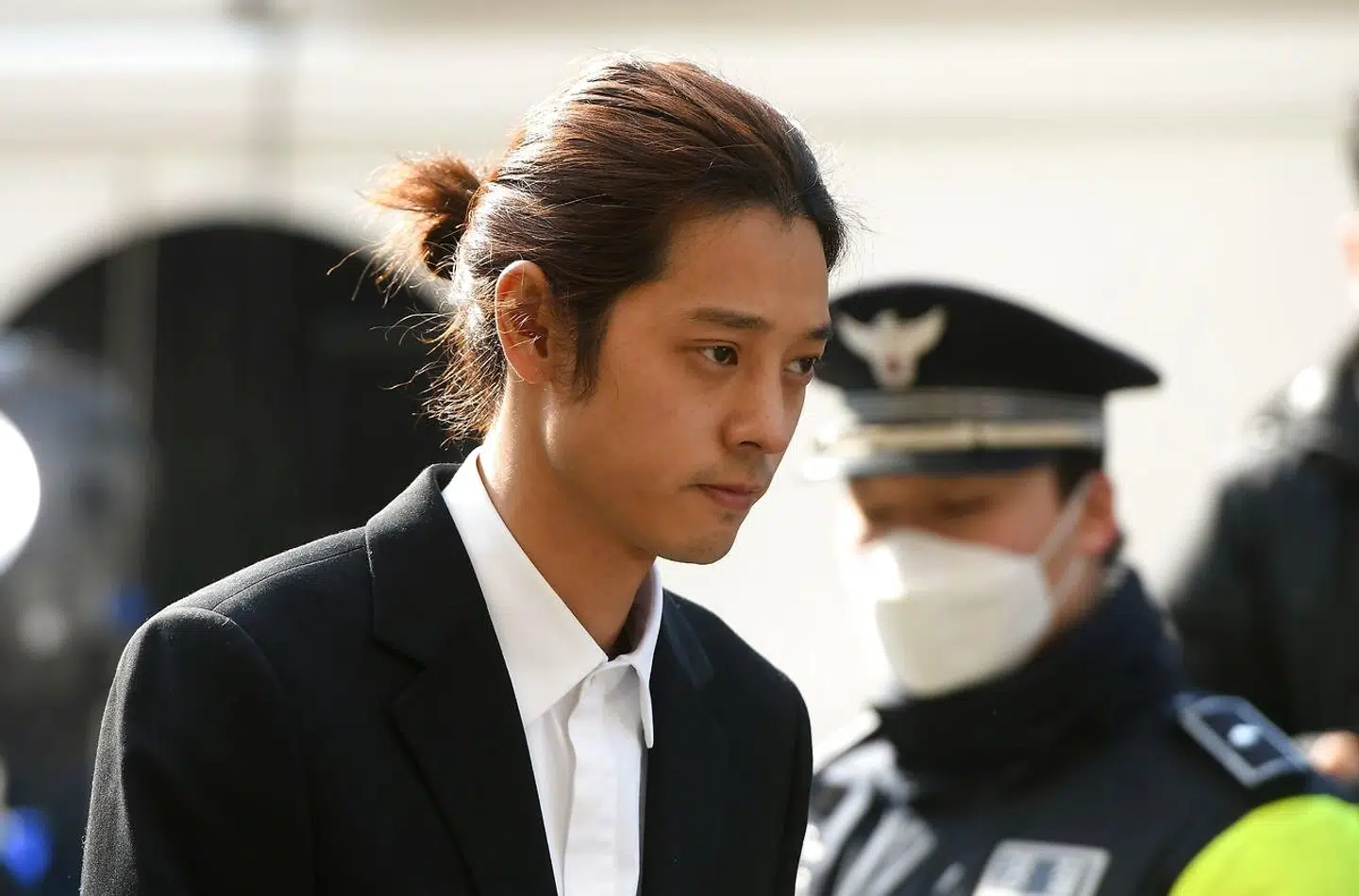Manden der lavede de nu berygtede sexvideoer, den 30-årige K-popstjerne Jung Joon-young, ankommer til forhør hos Seouls politi torsdag.
