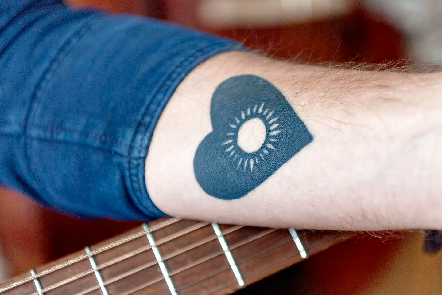 Tatoveringen med det sorte hjerte og en sol indeni fik Kenneth Thordal lavet for at mindes sin datter. Motivet pryder også coveret på hans nye album.