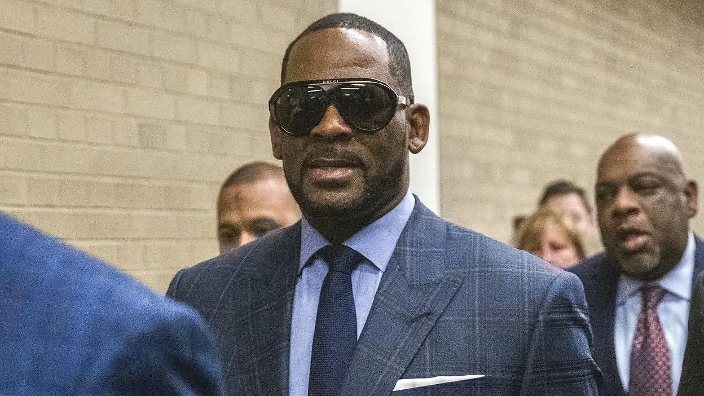 R. Kelly (i midten af billedet). 6. marts 2019. Chicago, Illinois, USA.