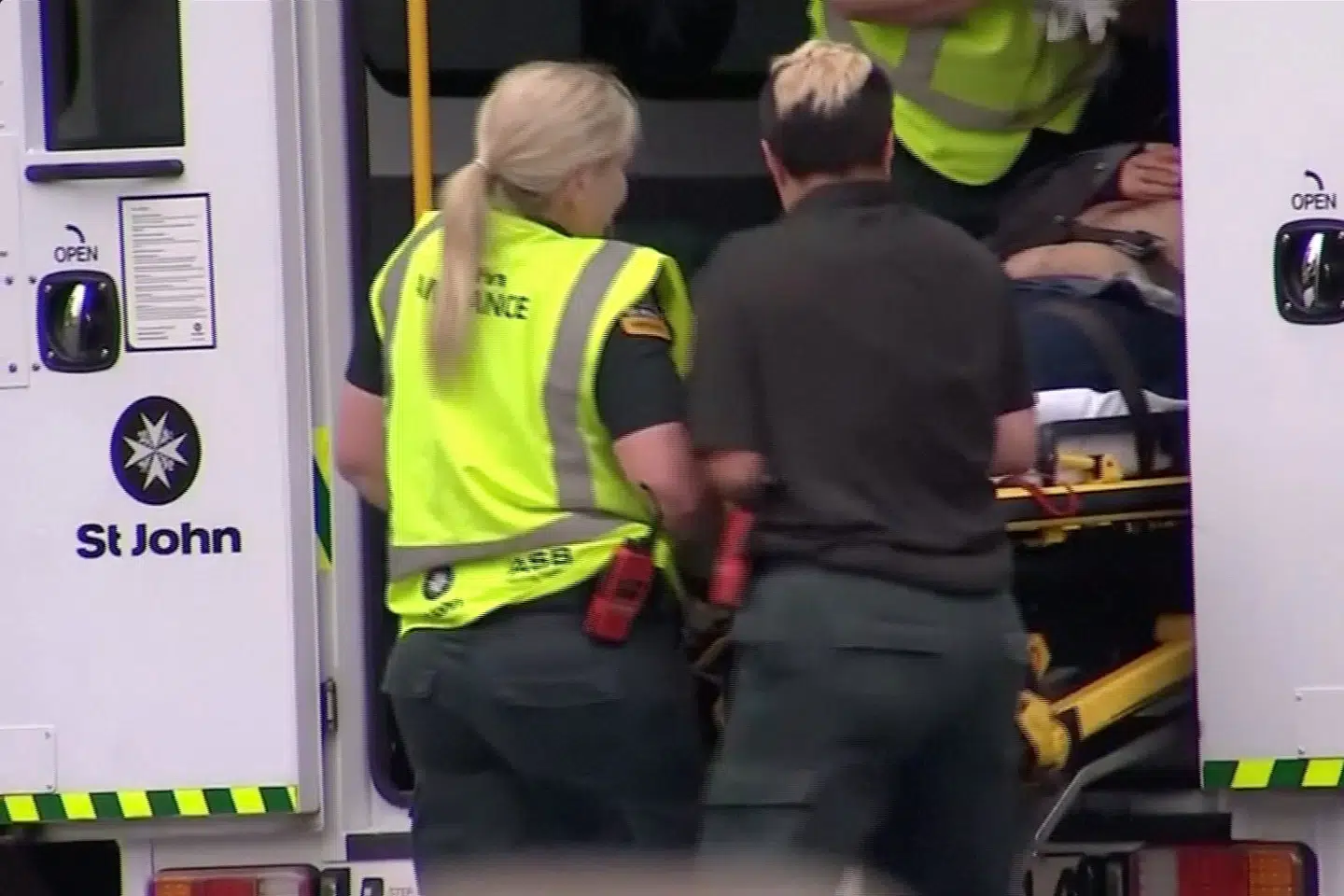 Skudofre blev hastet til Christchurch Hospital fredag, efter at der kom anmeldelser om, at en eller flere gerningsmænd havde afgivet skud i to moskéer under fredagsbønnen. Syv er natten til lørdag dansk tid blevet udskrevet, mens 41 fortsat modtager behandling. Reuters Tv/Reuters