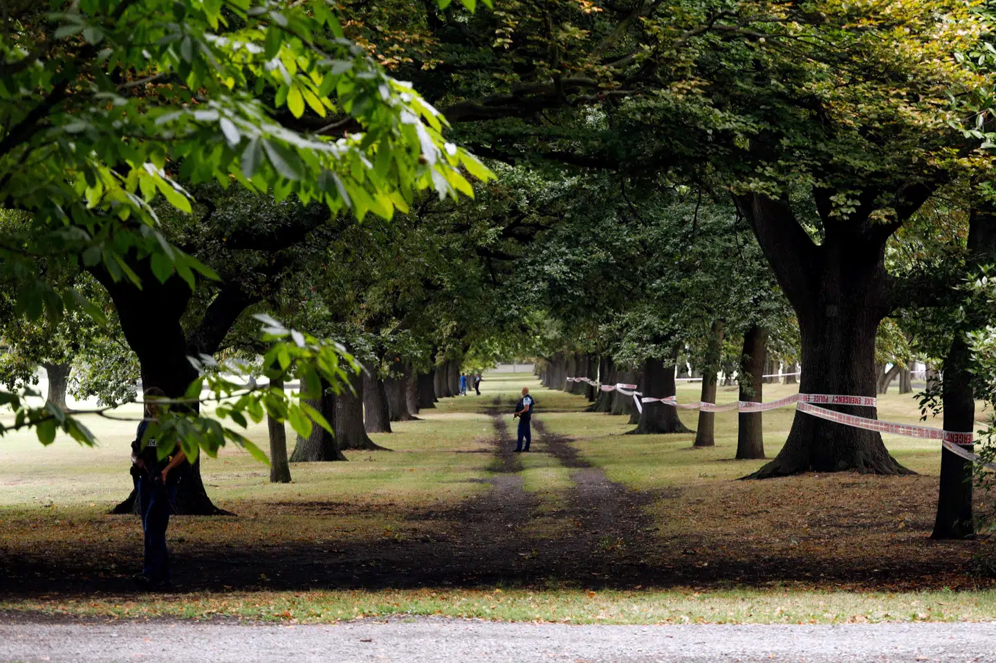 Sikkerheden er øget ved moskéer i New Zealand efter angrebet. Den formodede gerningsmand har offentliggjort et manifest, som ifølge terrorforsker har flere ligheder med et manifest skrevet af den norske massemorder Anders Behring Breivik. Tessa Burrows/Ritzau Scanpix