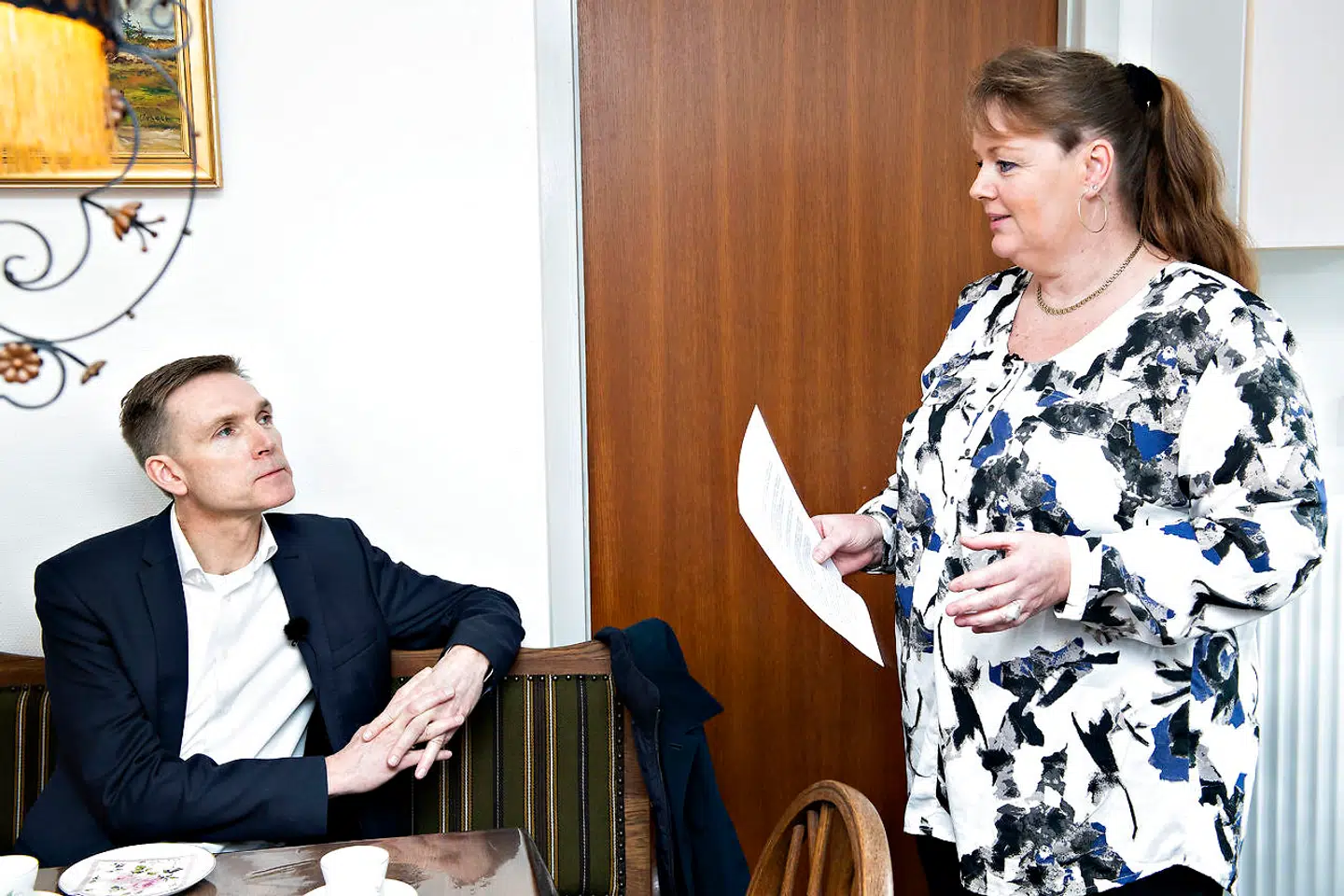 Kristian Thulesen Dahl besøger Nanna Keldorff Boysen, der oplever problemer ved at være nabo til Asylcenter Hviding.