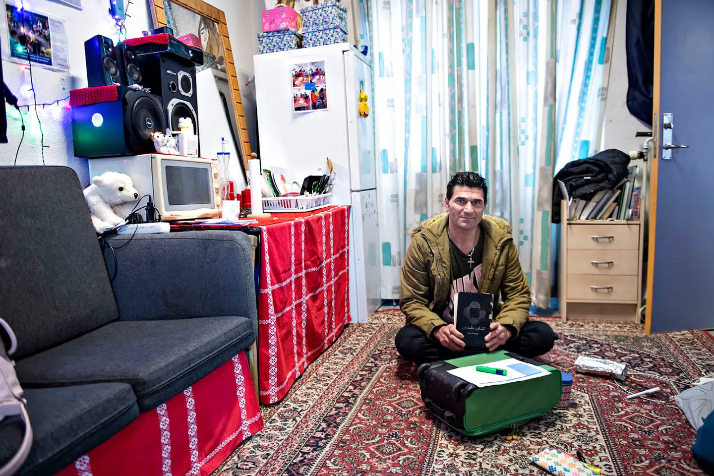 Der bor ca. 400 aylansøgere fra 50 forskellige lande på Asylcenter Hviding. Her ses Behzad Safari, der er kurdisk iraner, på værelset, hvor han bor sammen med sin kone og seksårige barn.