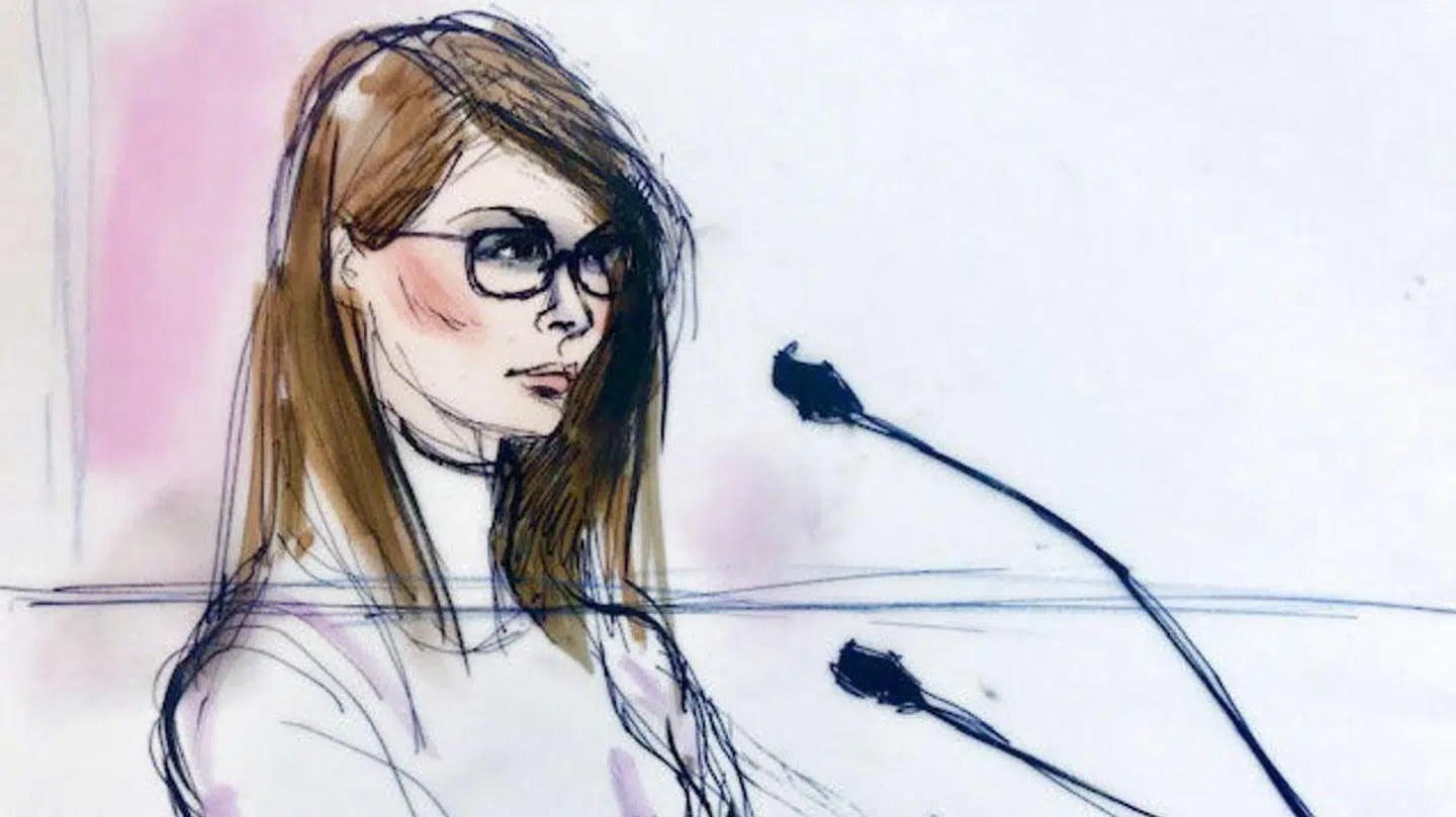 Her ses en retstegning af Lori Loughlin.