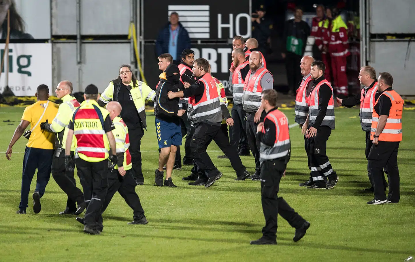 Efter kampen var der Brøndby-fans, der prøvede at komme over til Horsens-fansenes afsnit. Superligafodbold: AC Horsens-Brøndby IF, fredag den 18. maj 2018. Horsens Casa Arena.